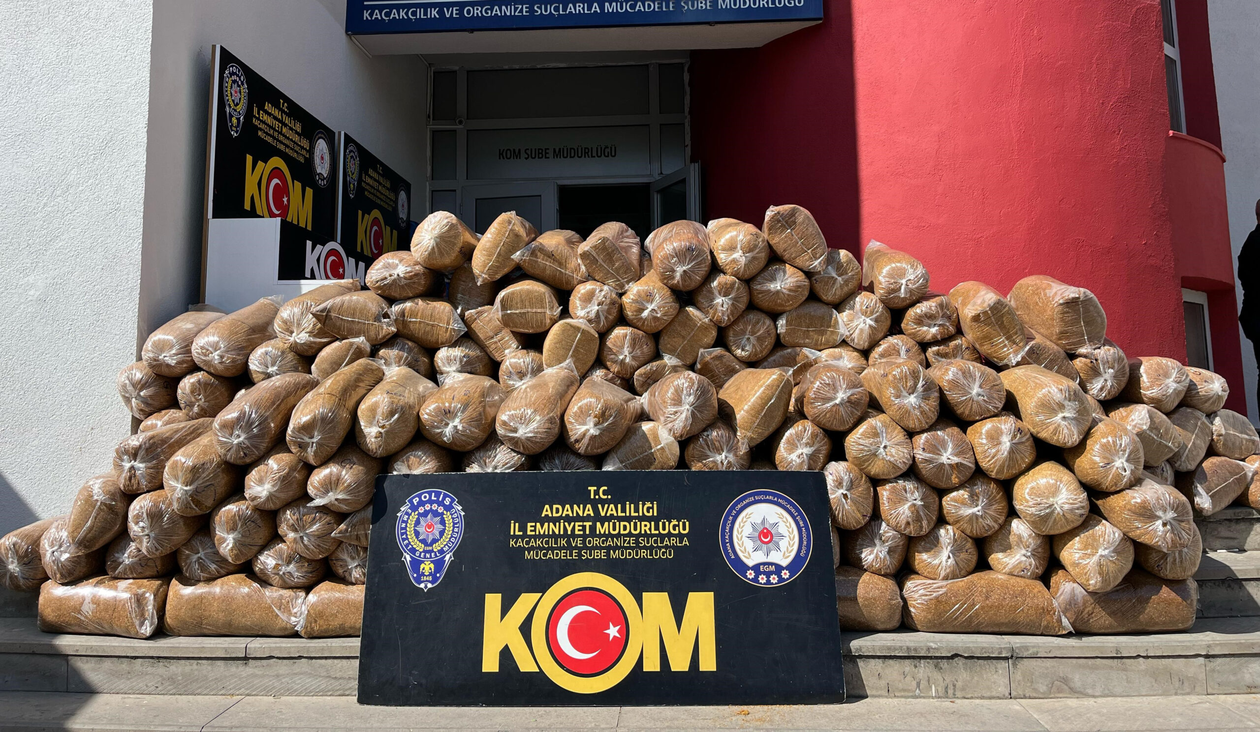 Adana’da araçta 1 ton kaçak kıyılmış tütün ele geçirildi