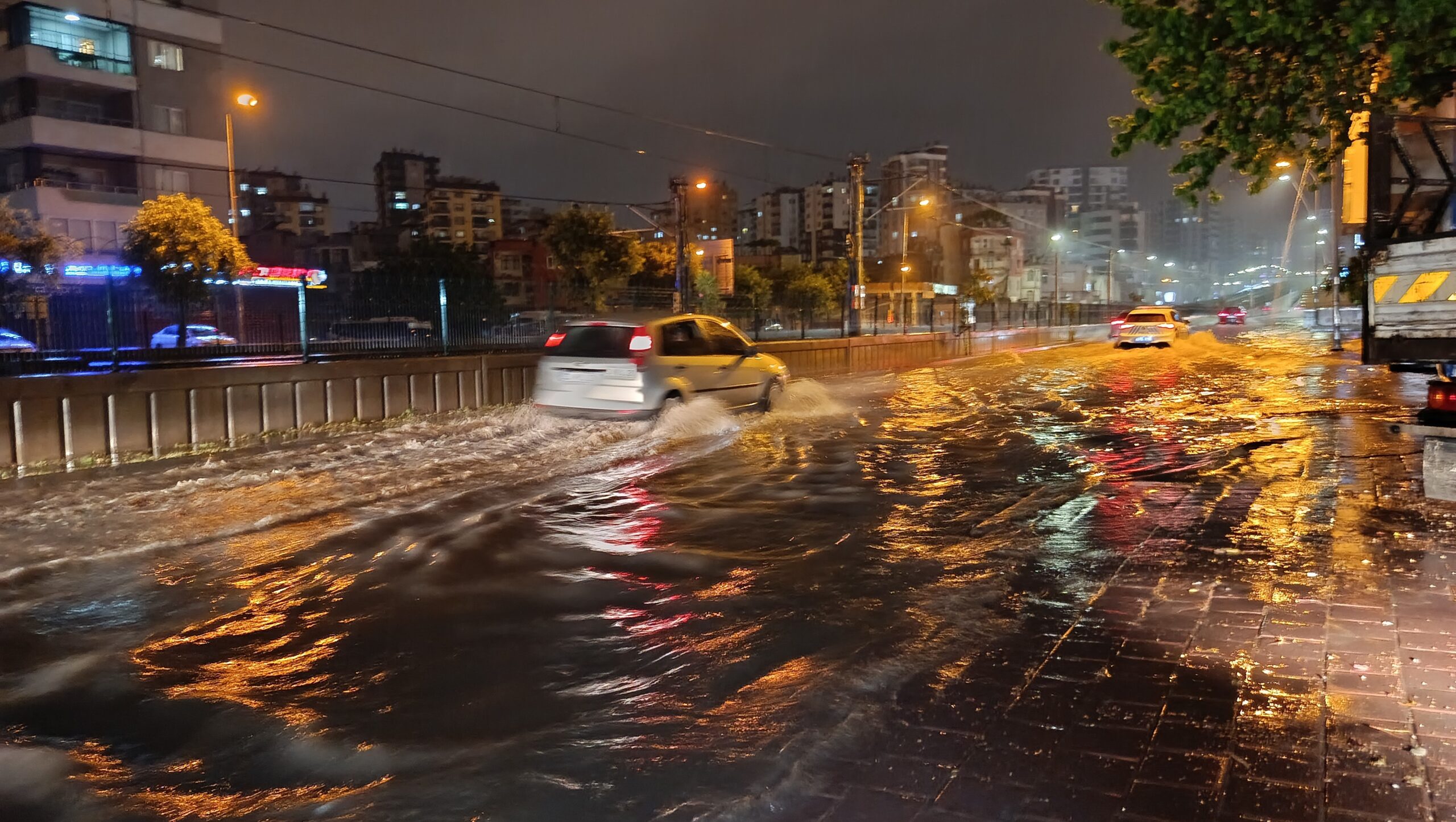 Adana’da sağanak yağış yolları su altında bıraktı