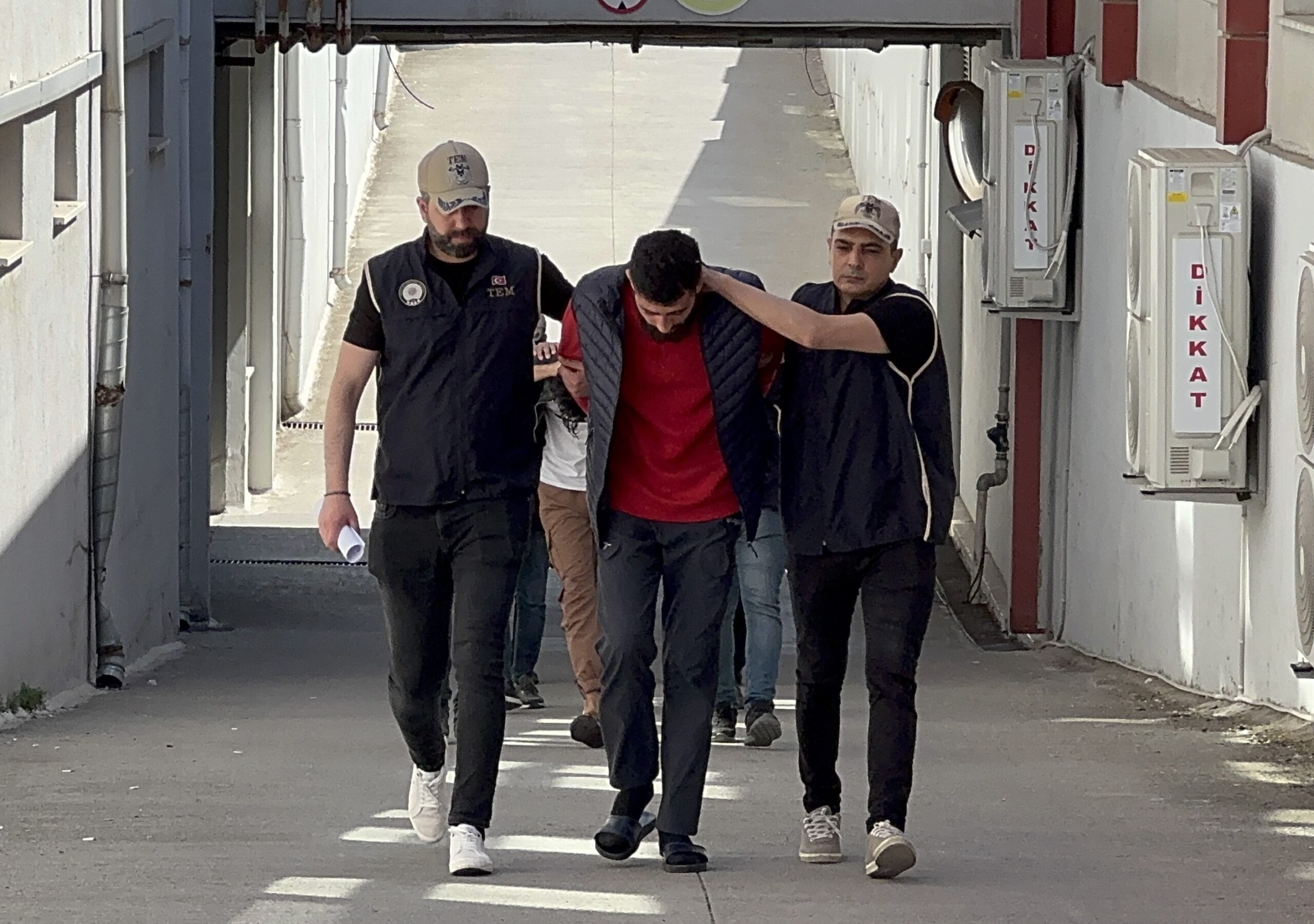 Adana’daki DEAŞ operasyonunda yakalanan 6 zanlı adli kontrol şartıyla serbest bırakıldı