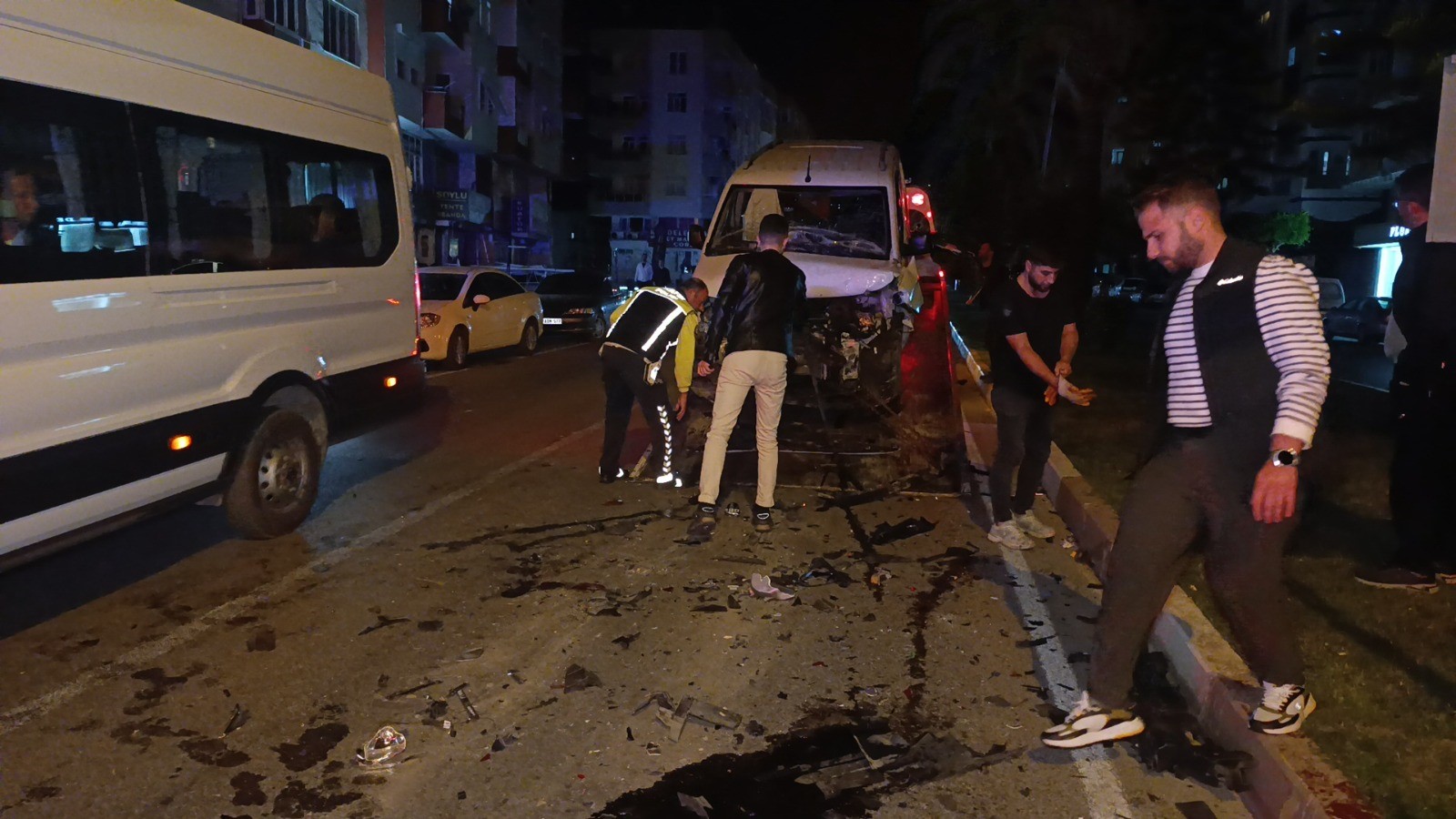 Alkollü sürücü kırmızı ışıkta bekleyen araçlara çarptı: 2 yaralı
