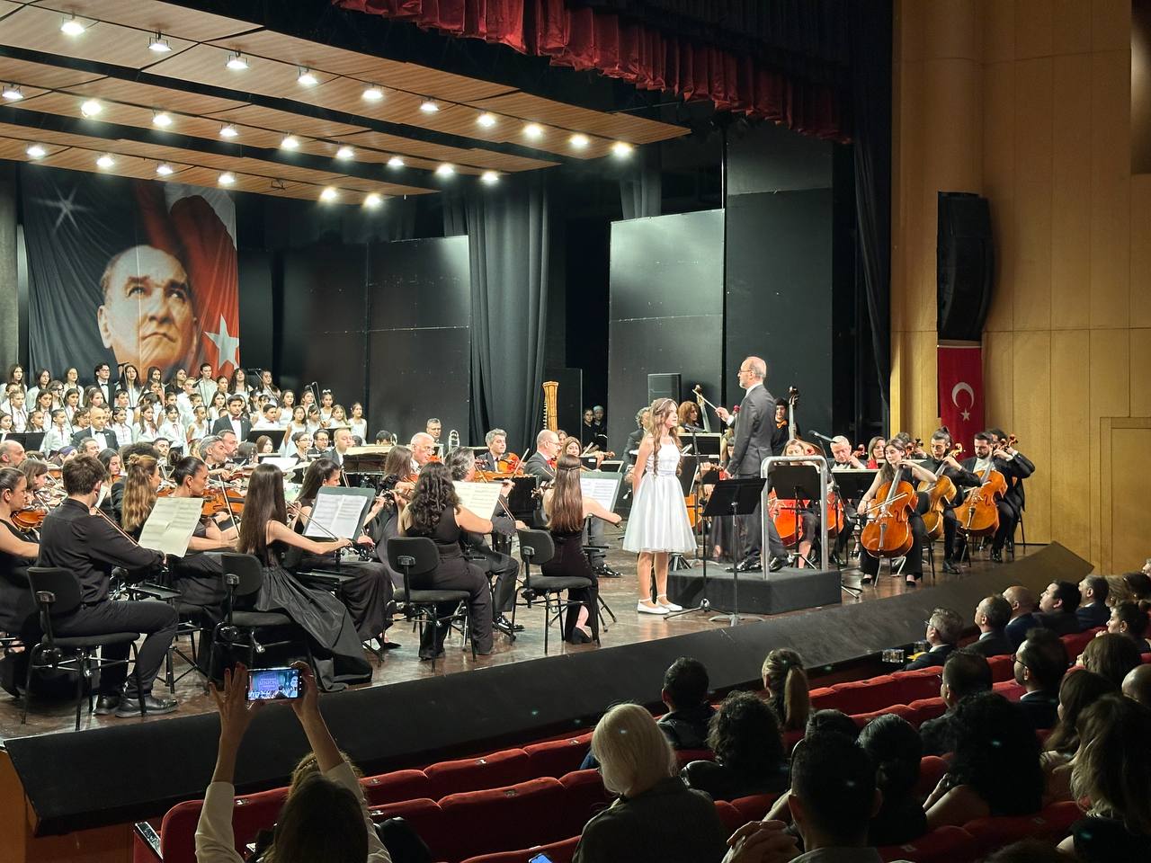 Antalya Devlet Senfoni Orkestrası çocuklara özel konser verdi