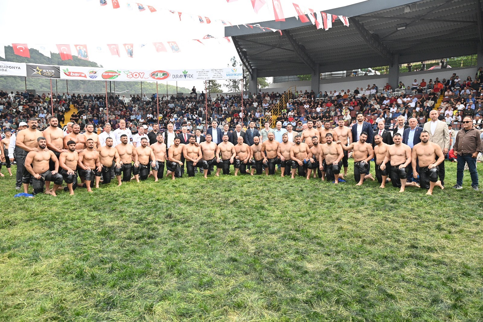 Antalya’da 67’si başpehlivan 1160 sporcu kıran kırana mücadele etti
