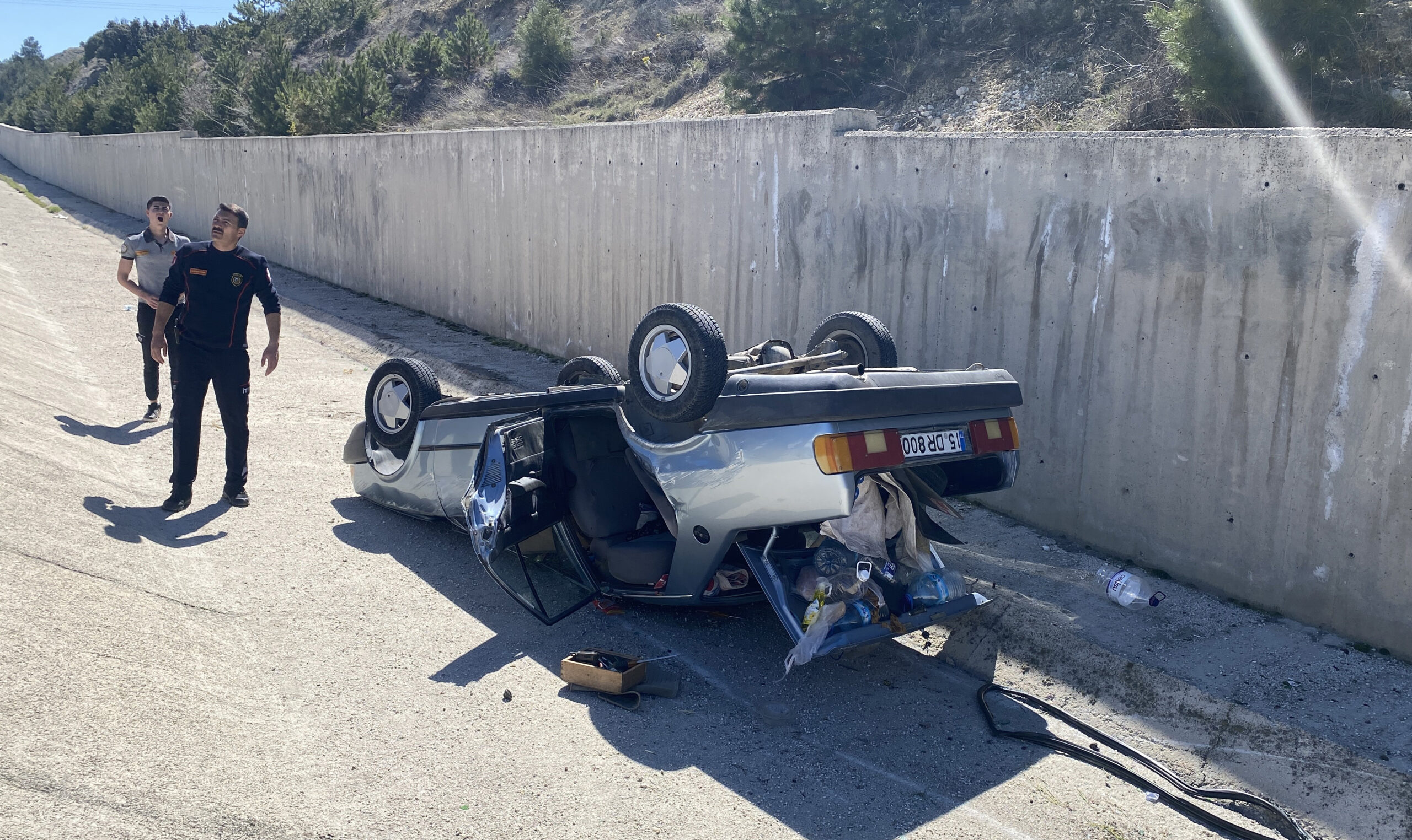 Burdur’da otomobil şarampole devrildi: 2’si çocuk 4 yaralı