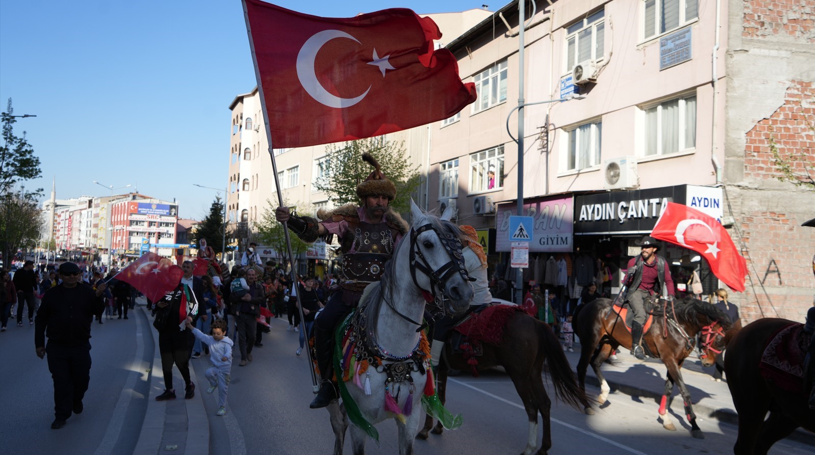 Burdur’da temsili Yörük göçü renkli görüntülere sahne oldu