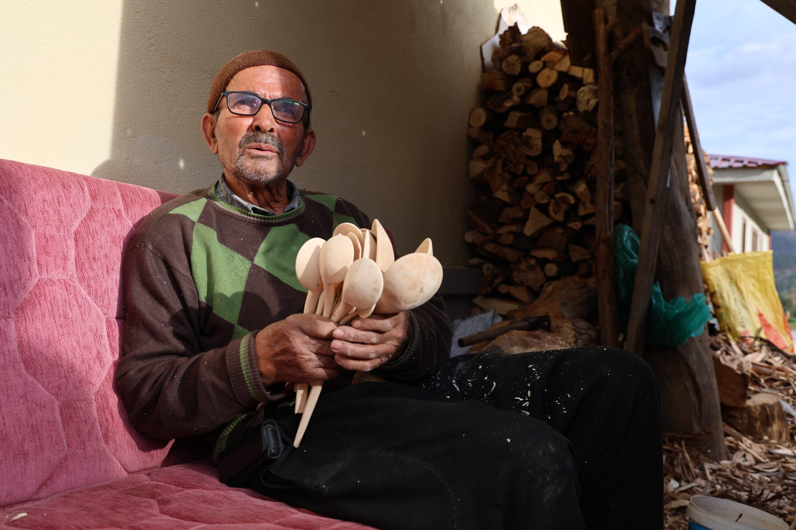 Depremzede Ahmet dede yeni evinde tahta kaşık üretimine devam ediyor