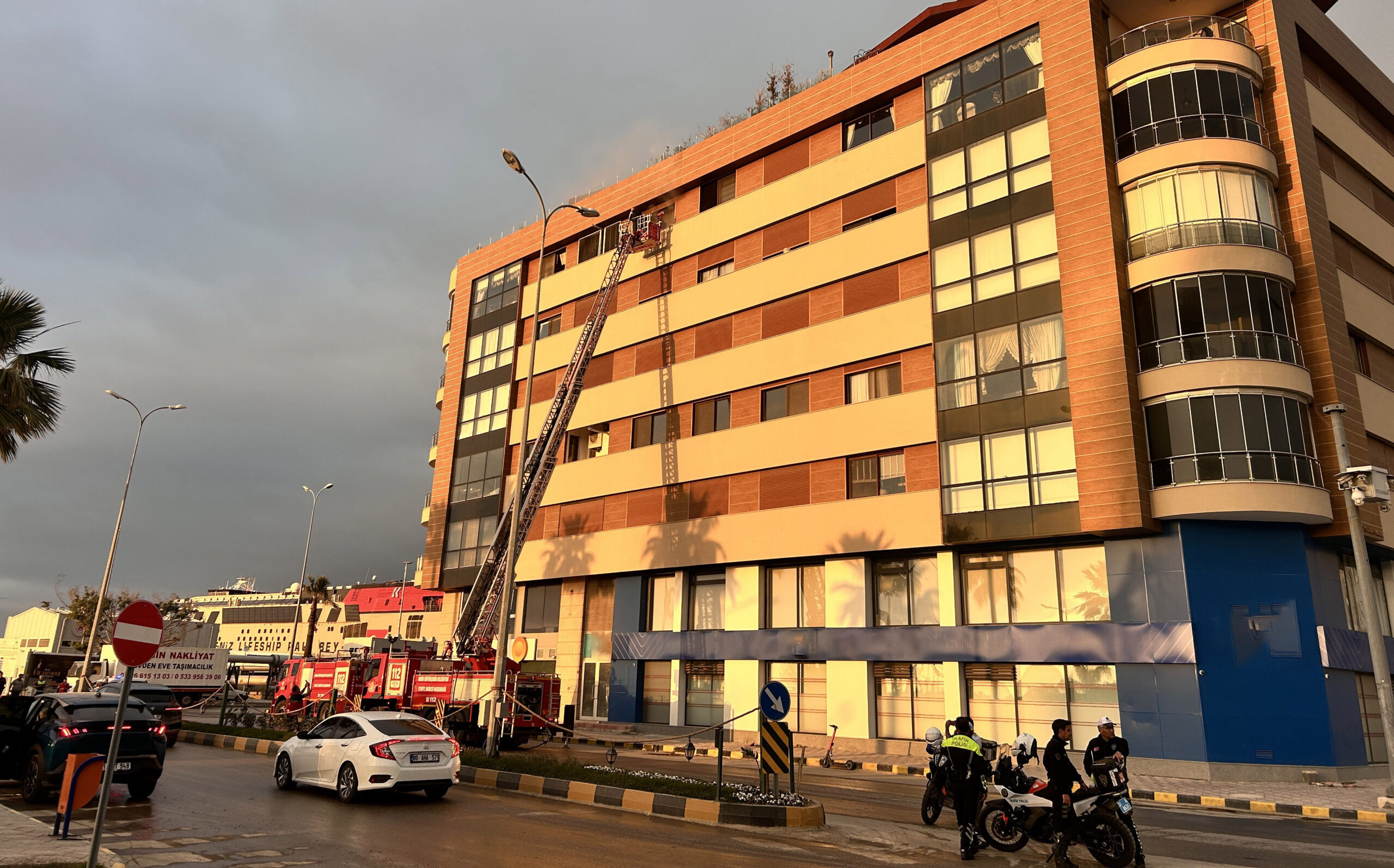 Hatay’da 5 katlı binada yangın