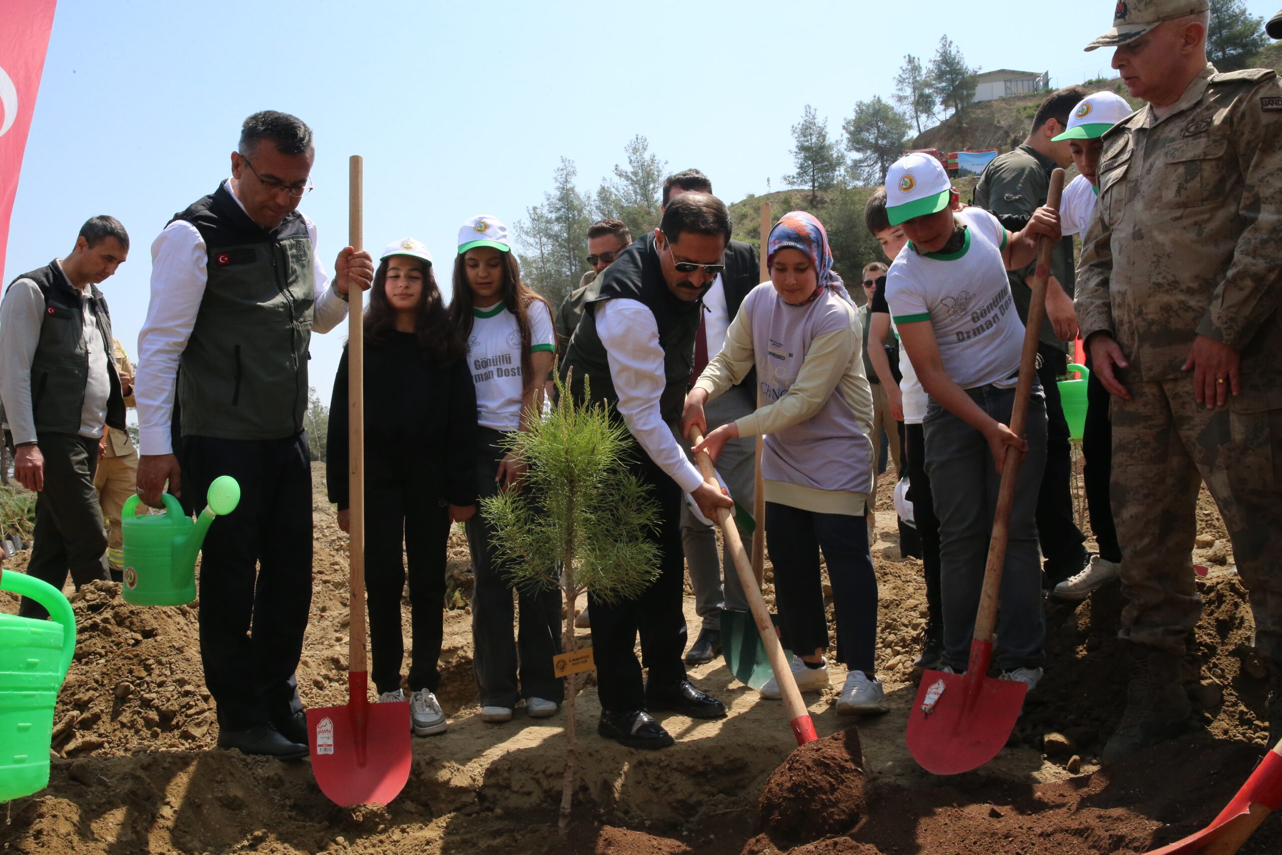 Hatay’da depremlerde hayatını kaybedenlerin anısına 2 bin 100 fidan dikildi