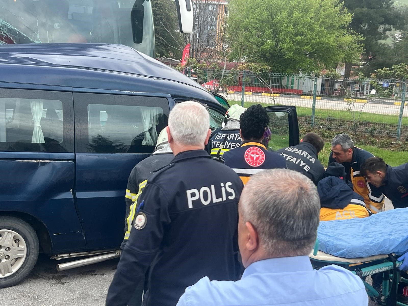 Isparta’da yolcu otobüsüyle hafif ticari araç çarpıştı: 1 ölü, 2 yaralı