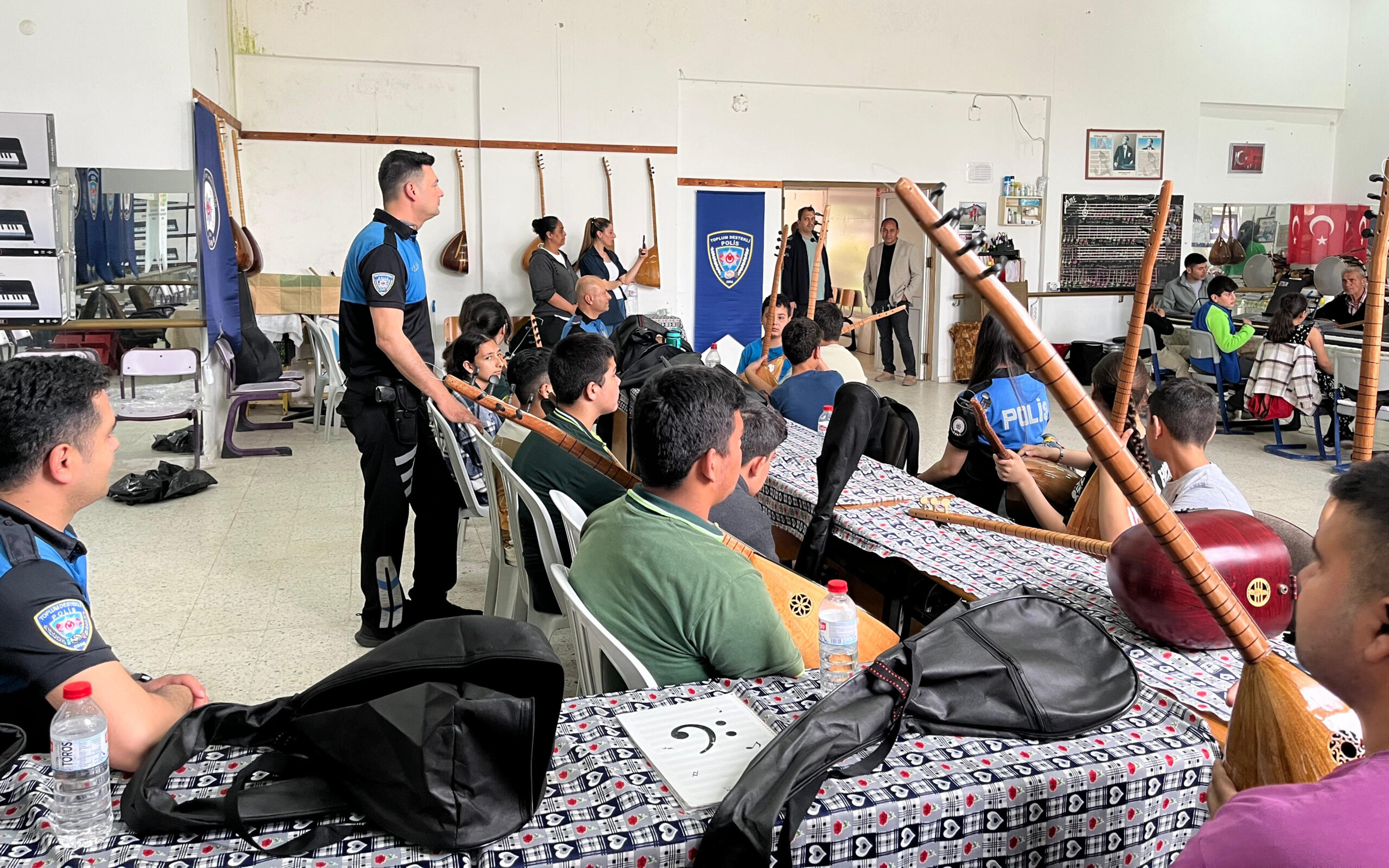 Karataş’ta polis dezavantajlı çocuklara yönelik bağlama kursu açtı