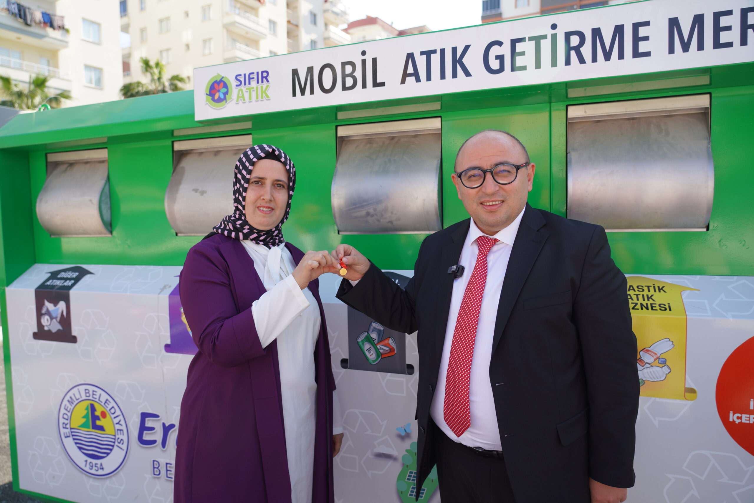 Mersin’de en çok geri dönüştürülebilir atık toplayan kişiye çeyrek altın verildi