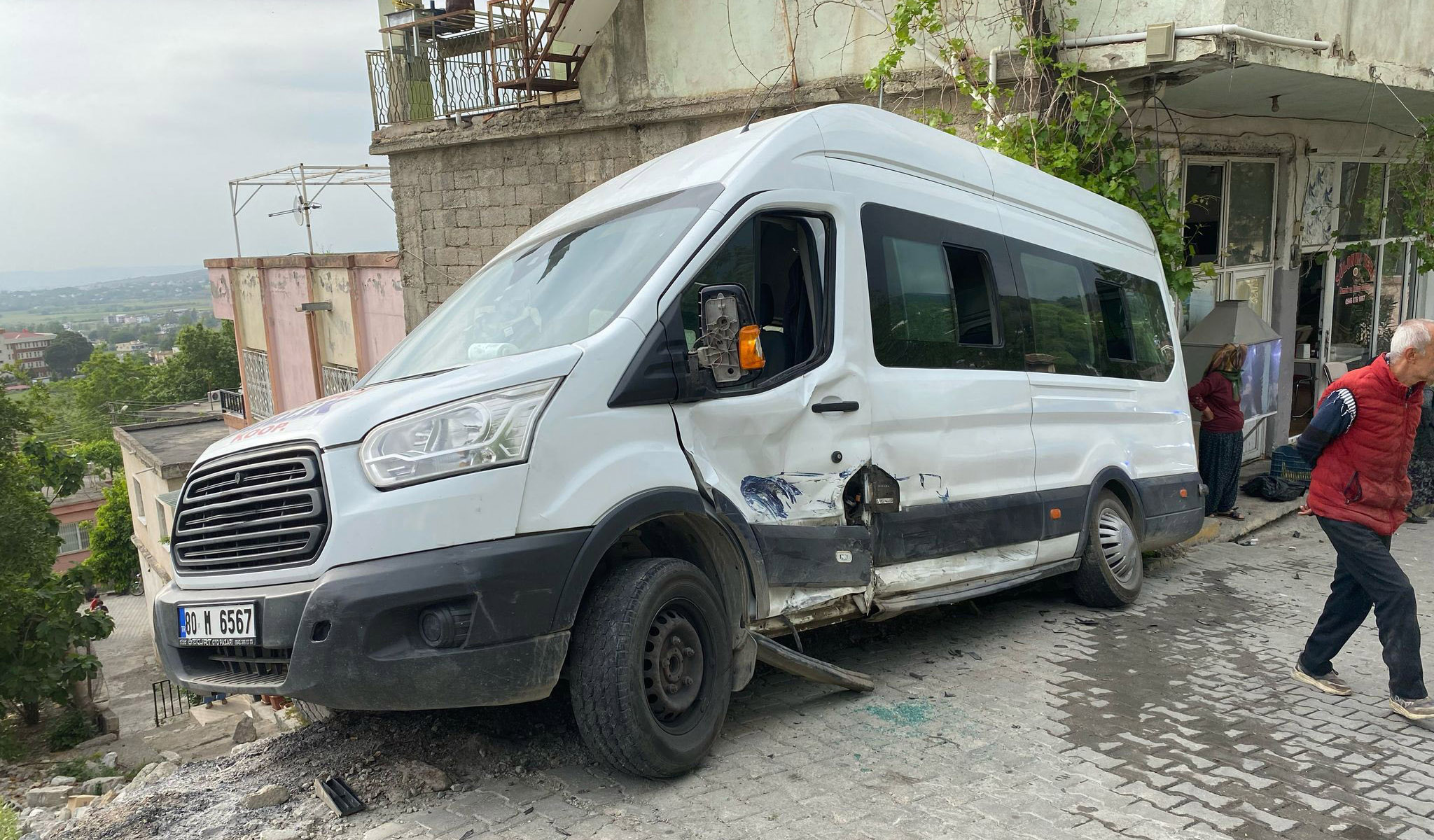 Osmaniye’de okul servisi ile otomobil çarpıştı: 9’u öğrenci 11 yaralı