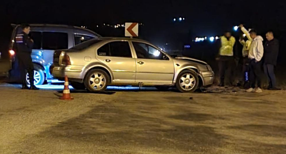 Yalvaç’ta kafa kafaya çarpışan iki araçta 3 kişi yaralandı