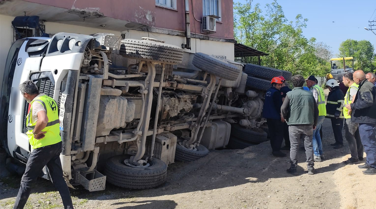 Yolun çökmesiyle kum yüklü kamyon devrildi