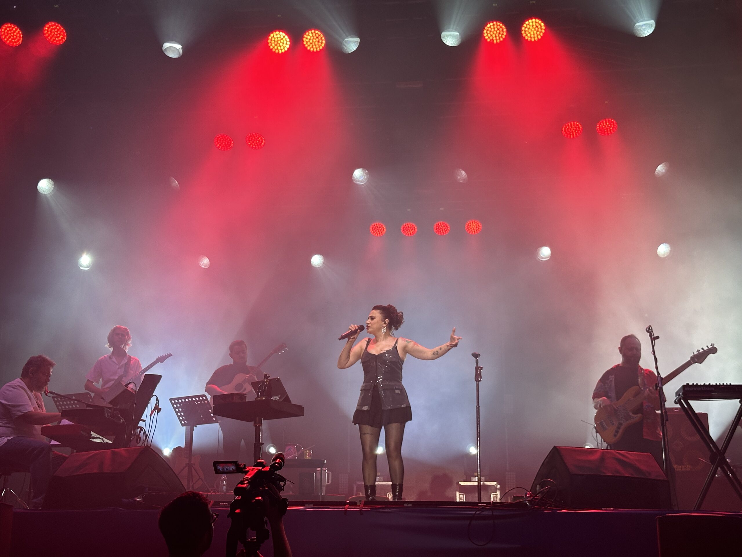 4. FoodFest Antalya Uluslararası Gastronomi Festivali’nde Ceylan Ertem konser verdi
