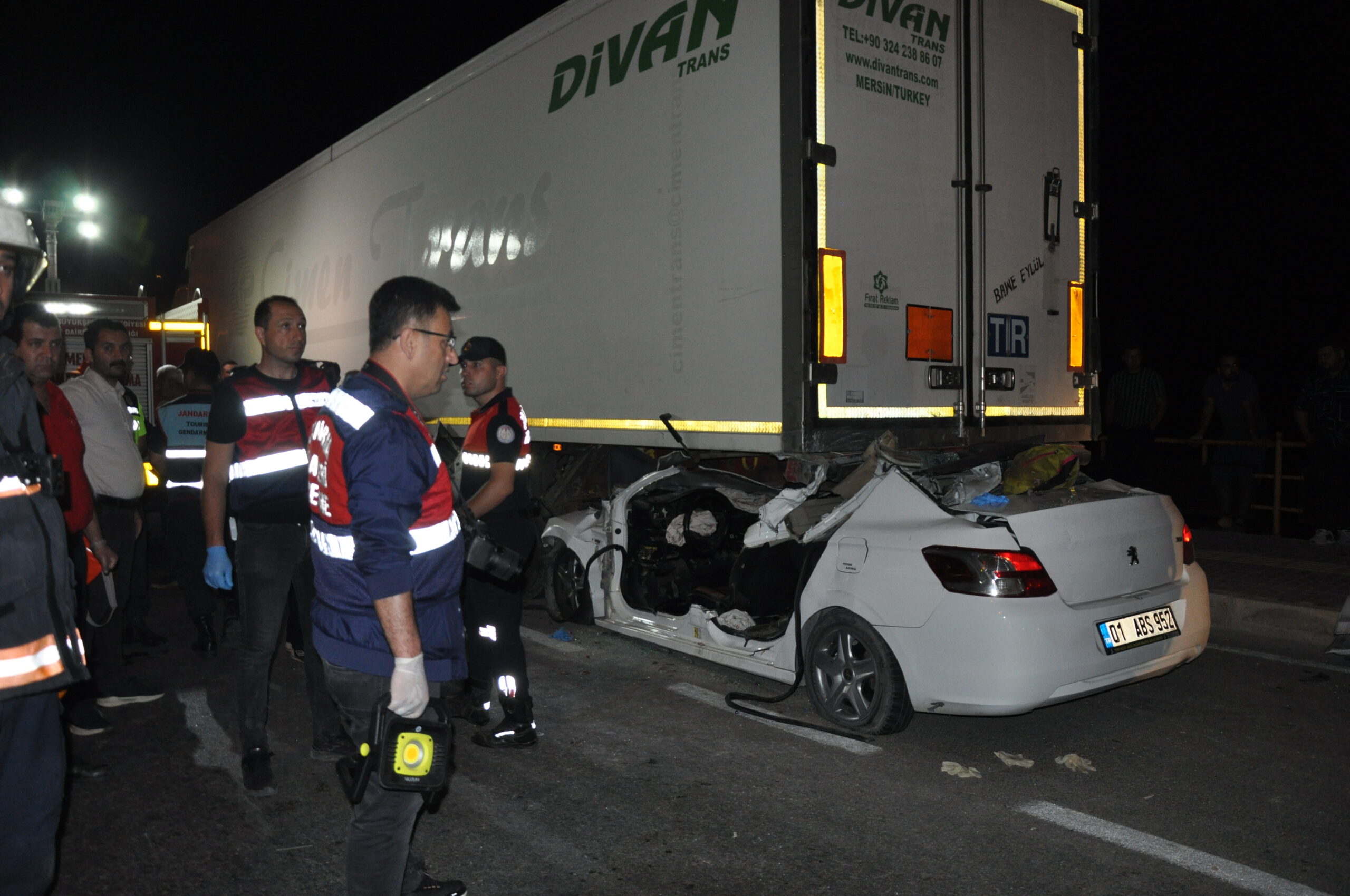 Mersin’de tıra çarpan otomobildeki 2 kişi öldü