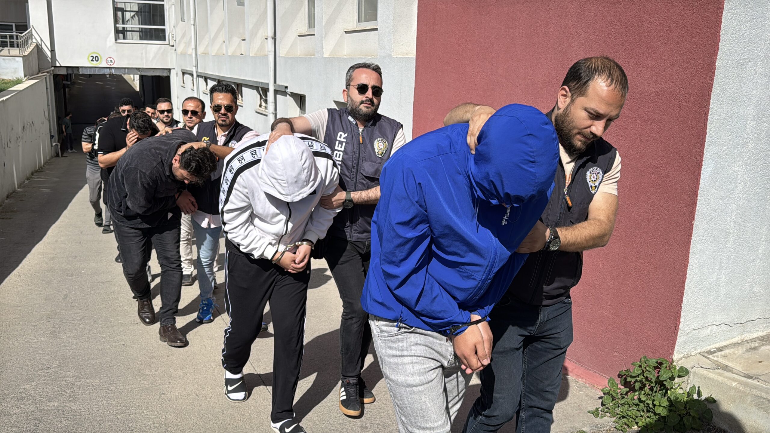 Adana merkezli dolandırıcılık operasyonunda yakalanan 55 zanlı tutuklandı