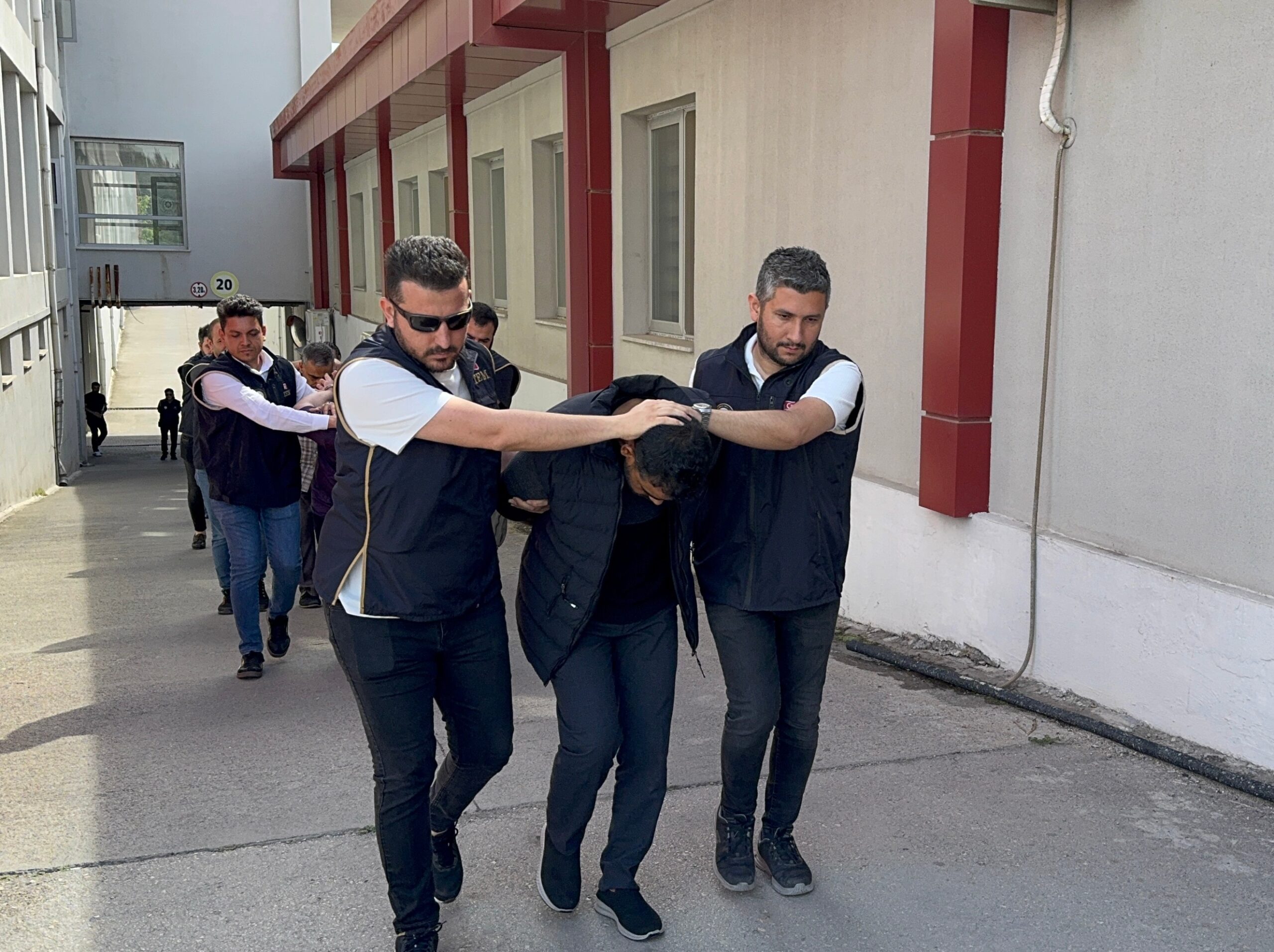 Terör örgütü DEAŞ’a yönelik operasyonda yakalanan 5 şüpheli tutuklandı