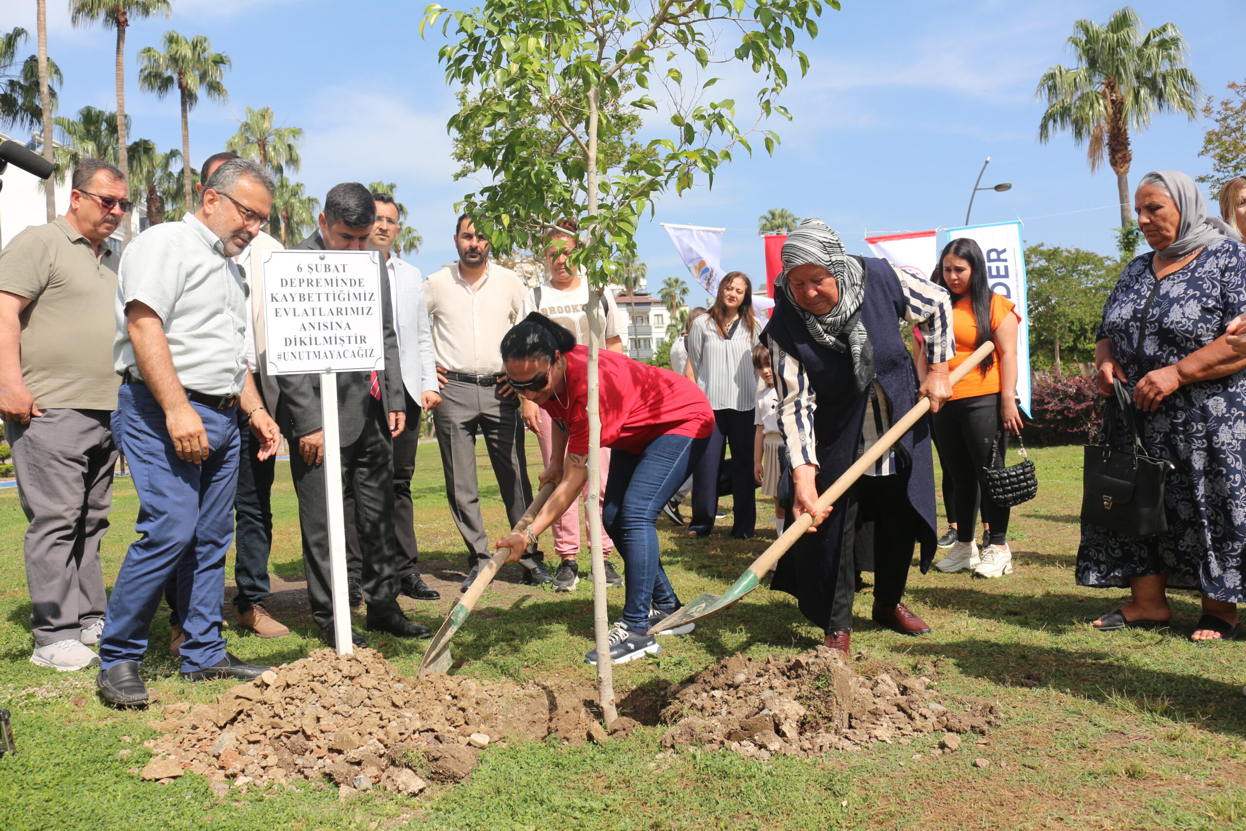 Hatay’da anneler depremlerde kaybettikleri çocukları anısına ağaç dikti