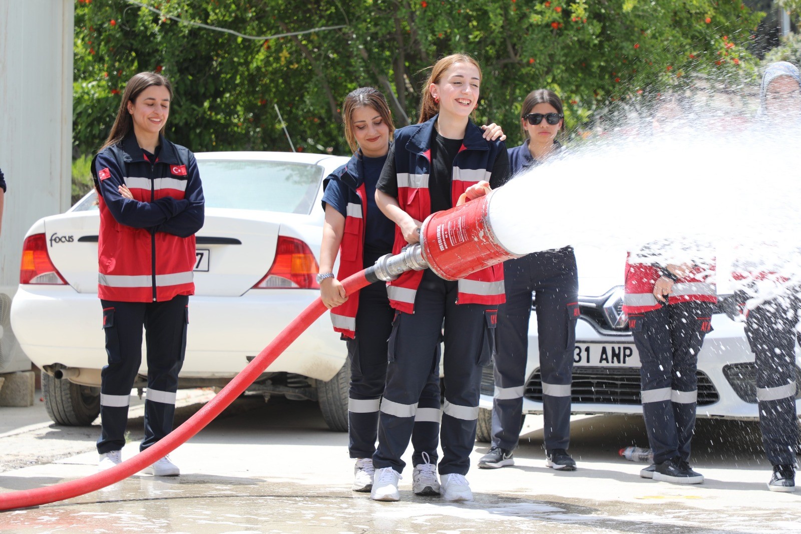 Hatay itfaiyesinden üniversite öğrencilerine yangın eğitimi
