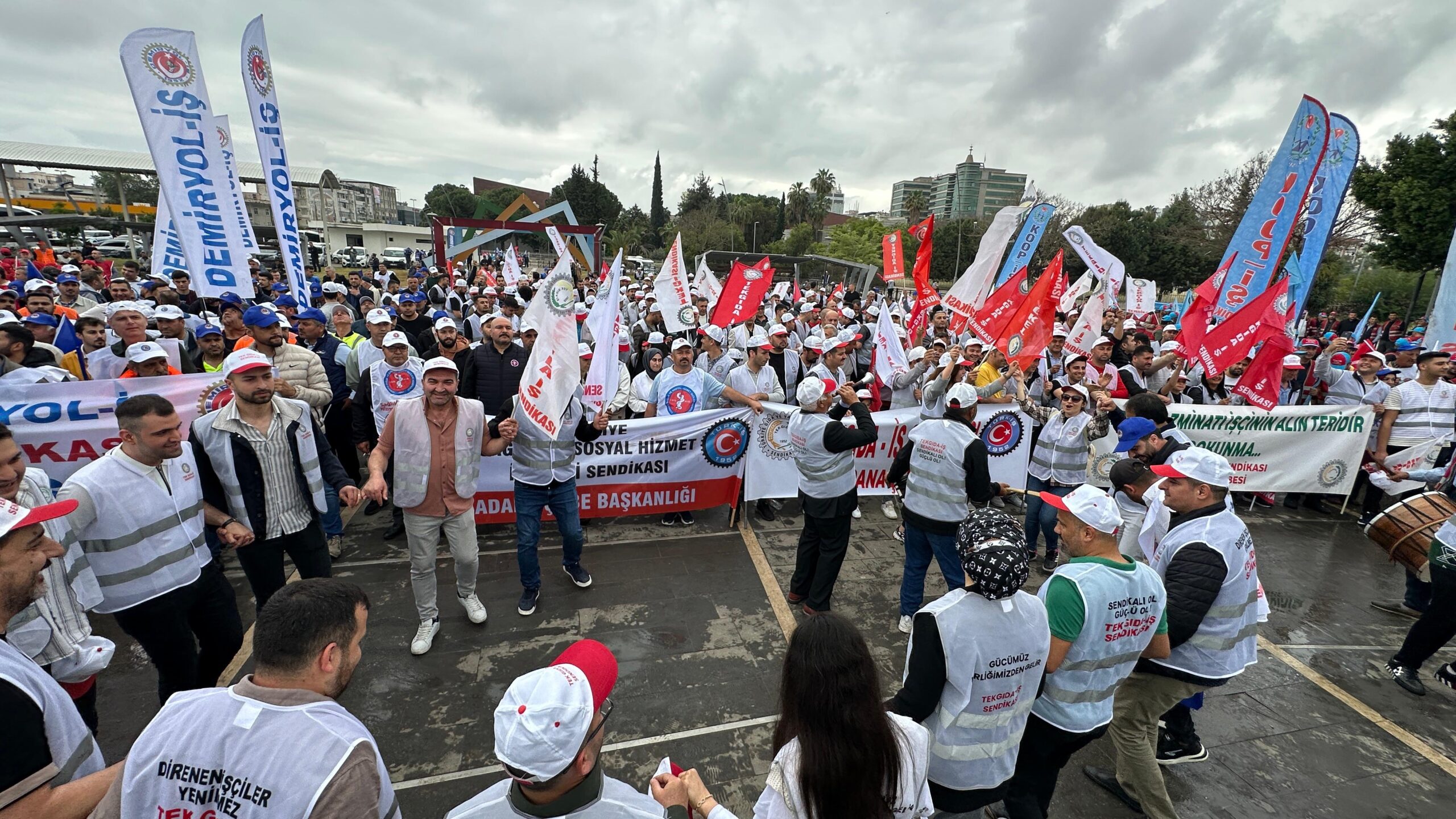 Adana’da 1 Mayıs Emek ve Dayanışma Günü kutlamalarla başladı