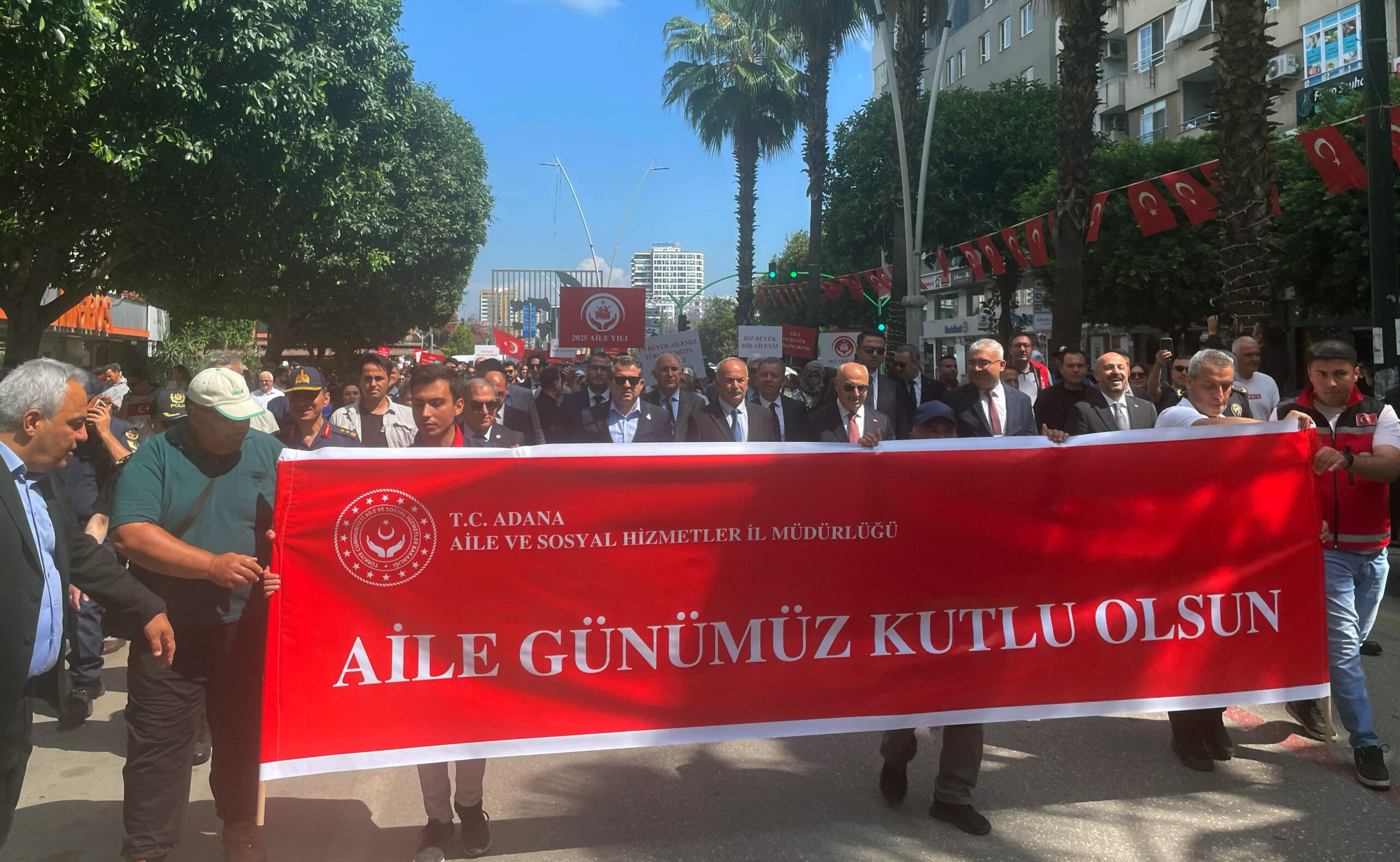 Adana’da “Uluslararası Aile Günü” yürüyüşü düzenlendi