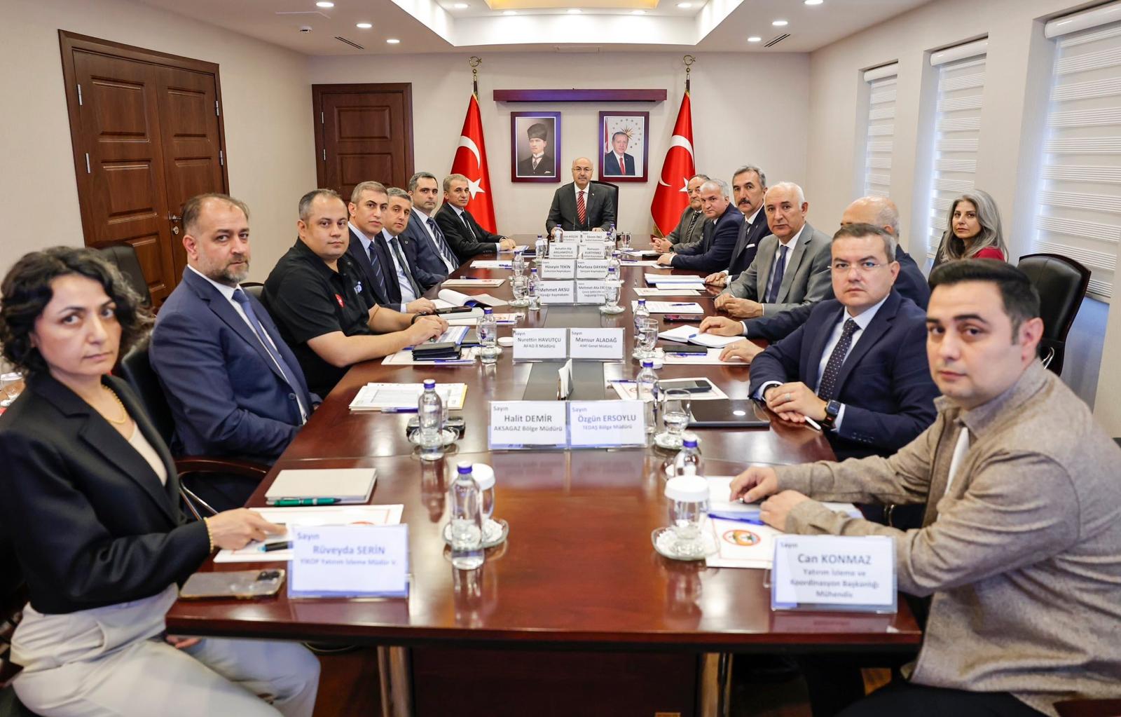 Adana’da hasarlı binalarla ilgili değerlendirme toplantısı yapıldı