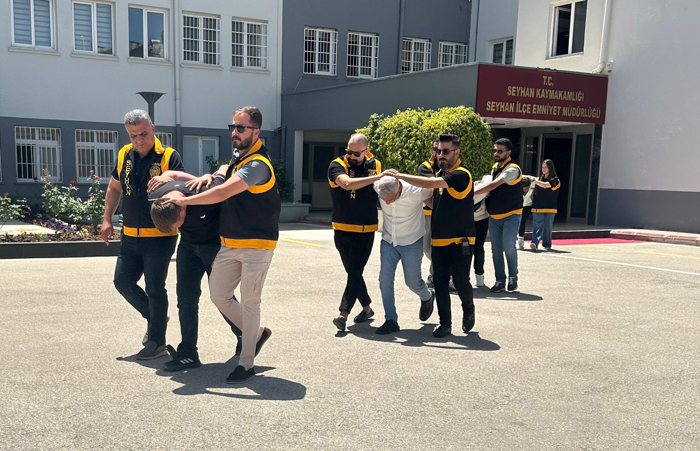 Adana’da kıskançlık krizine giren eski sevgili kafe kurşunlattı