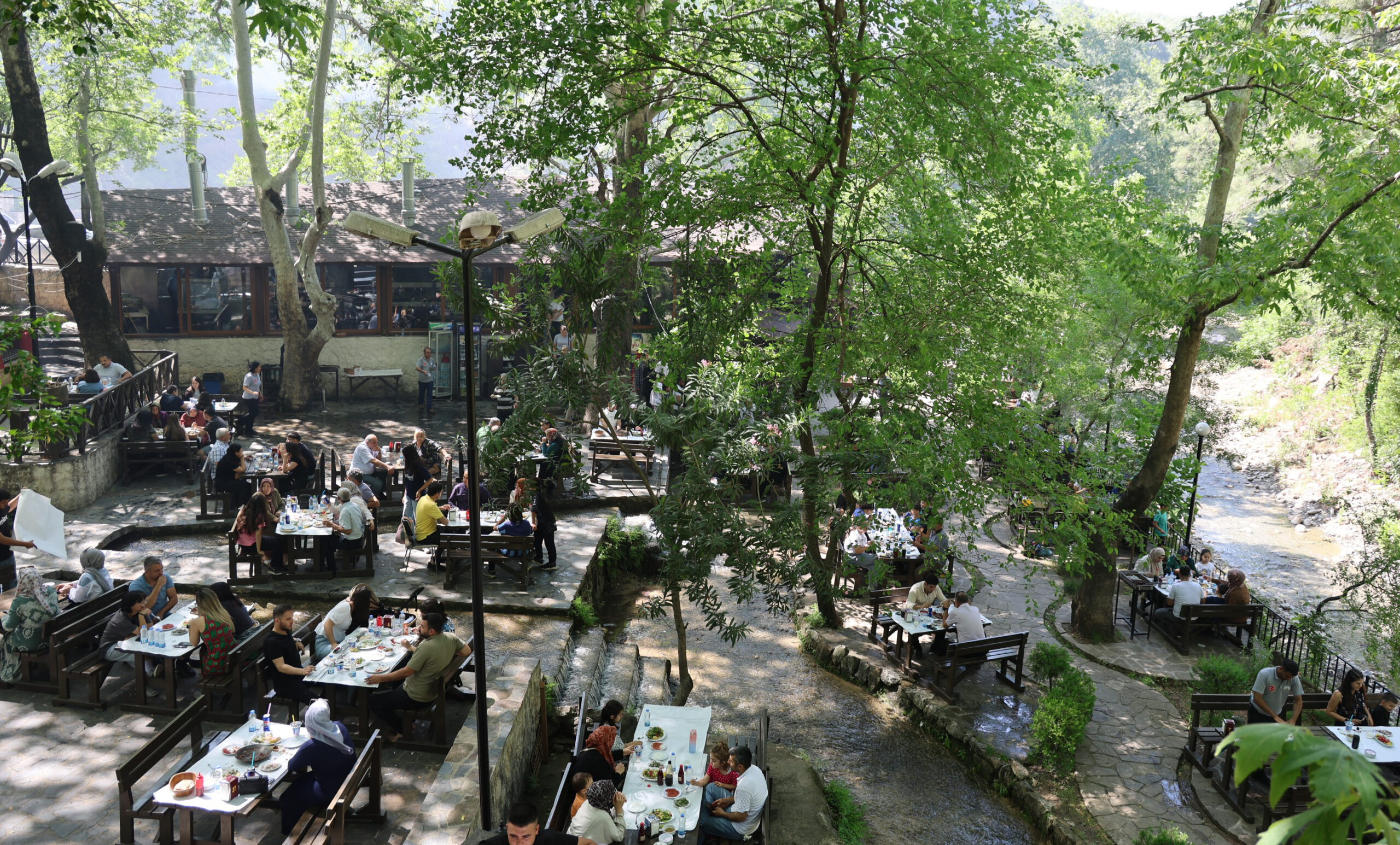 Adana’da sıcaktan kaçan vatandaşlar tabiat parkında serinledi