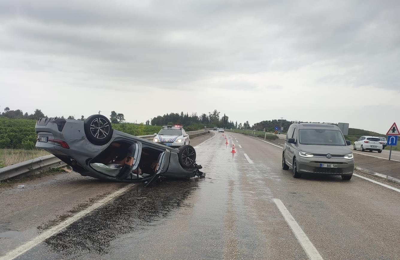 Adana’da takla atan otomobildeki 4 kişi yaralandı