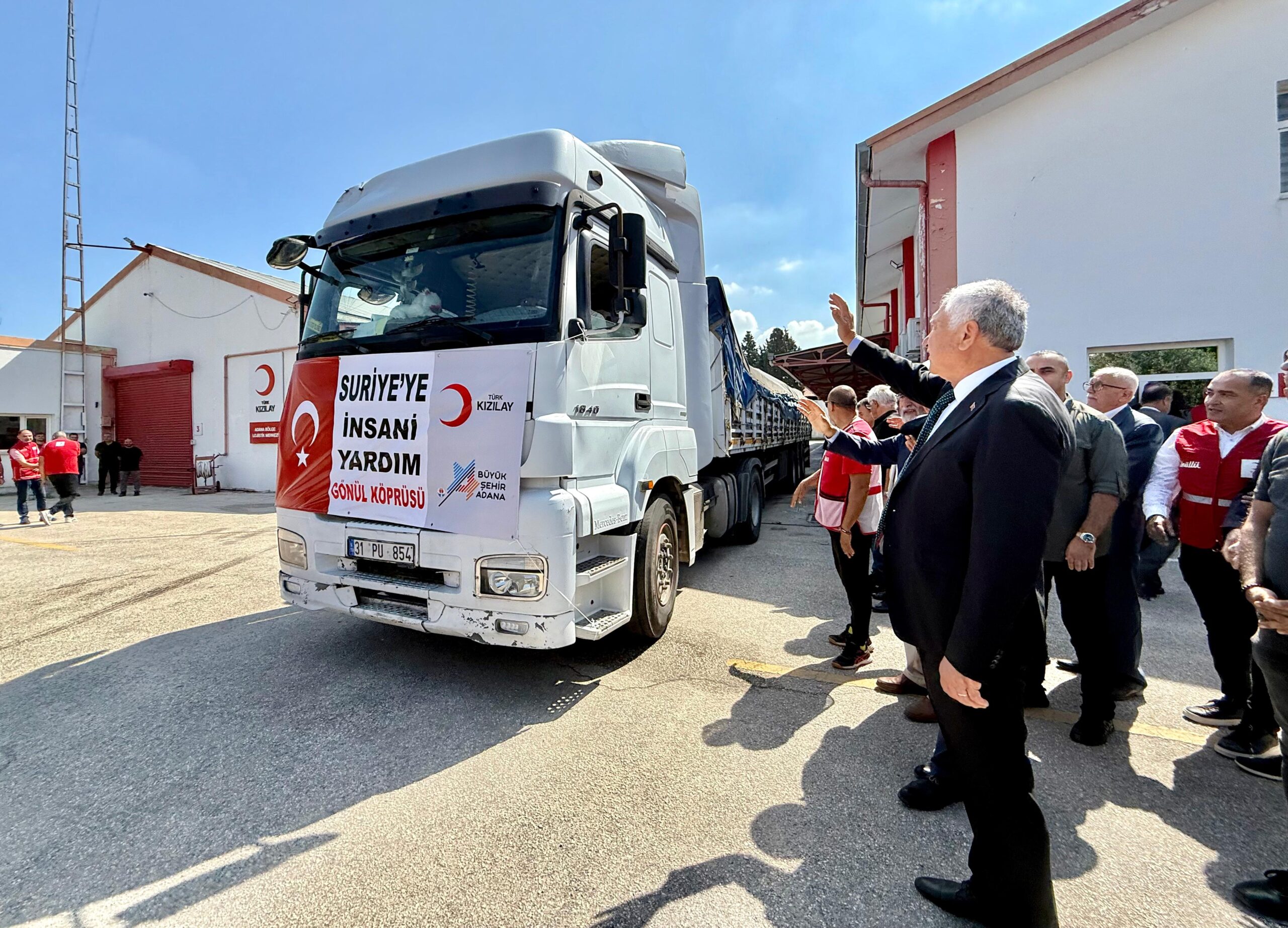 Adana’dan Suriye’ye umut konvoyu