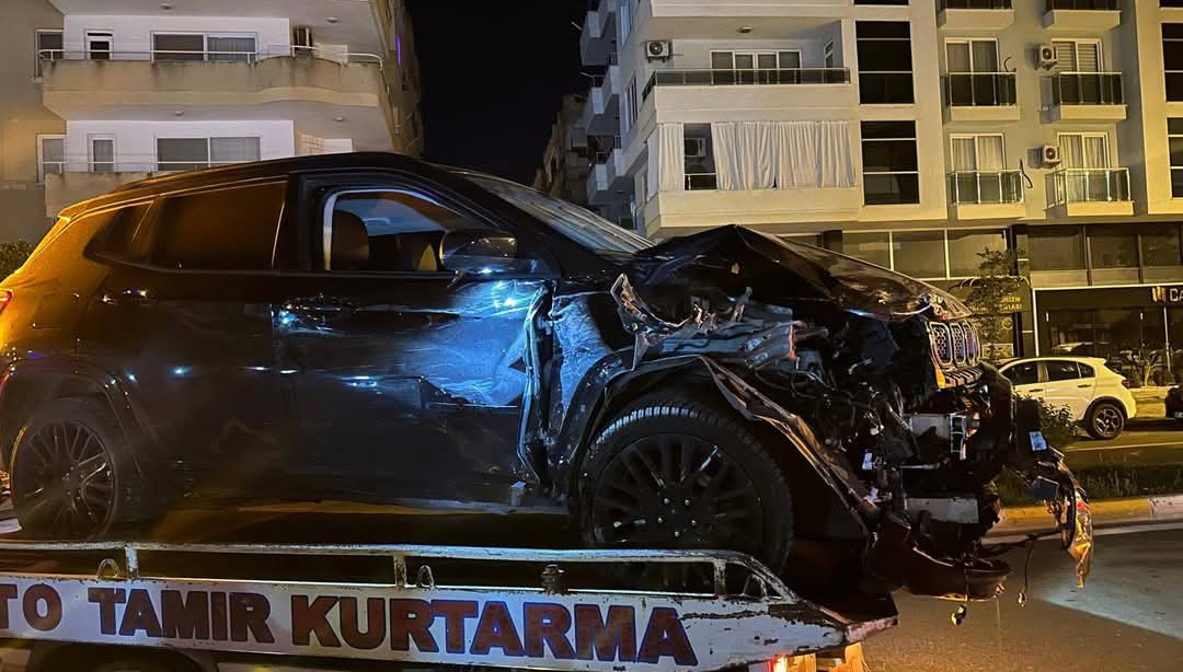 Alanya’da alkollü sürücü park halindeki araçlara çarptı