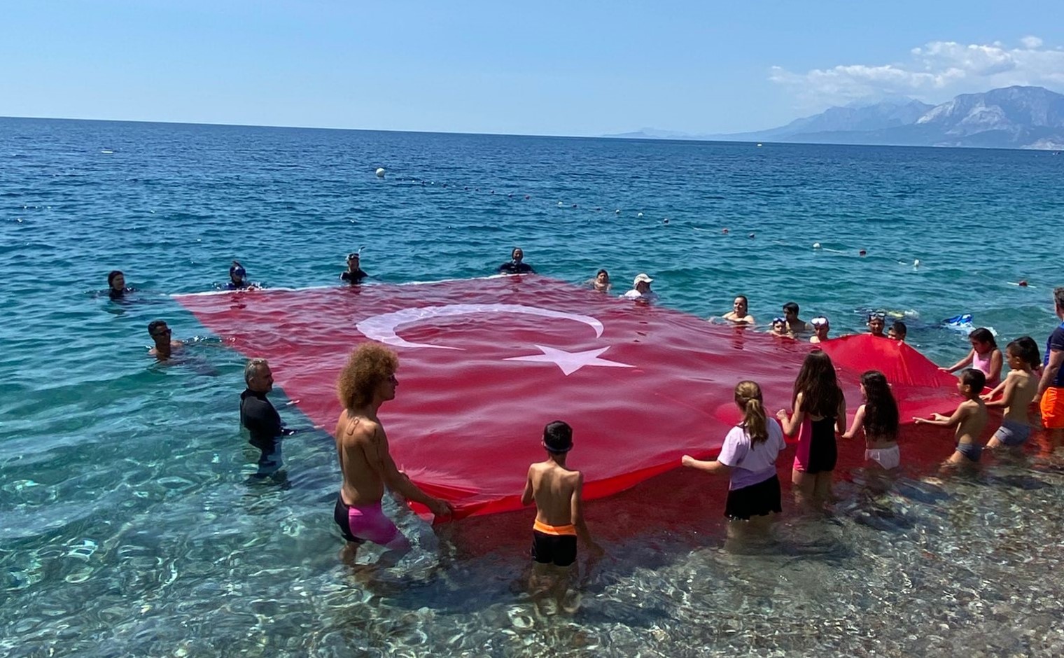 Antalya’da 19 Mayıs denizde dev Türk bayrağı açılarak kutlandı