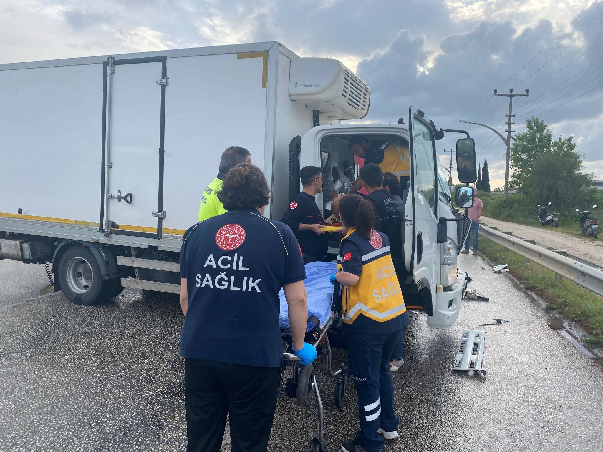 Antalya’da 3 aracın karıştığı zincirleme kazada 1 kişi yaralandı