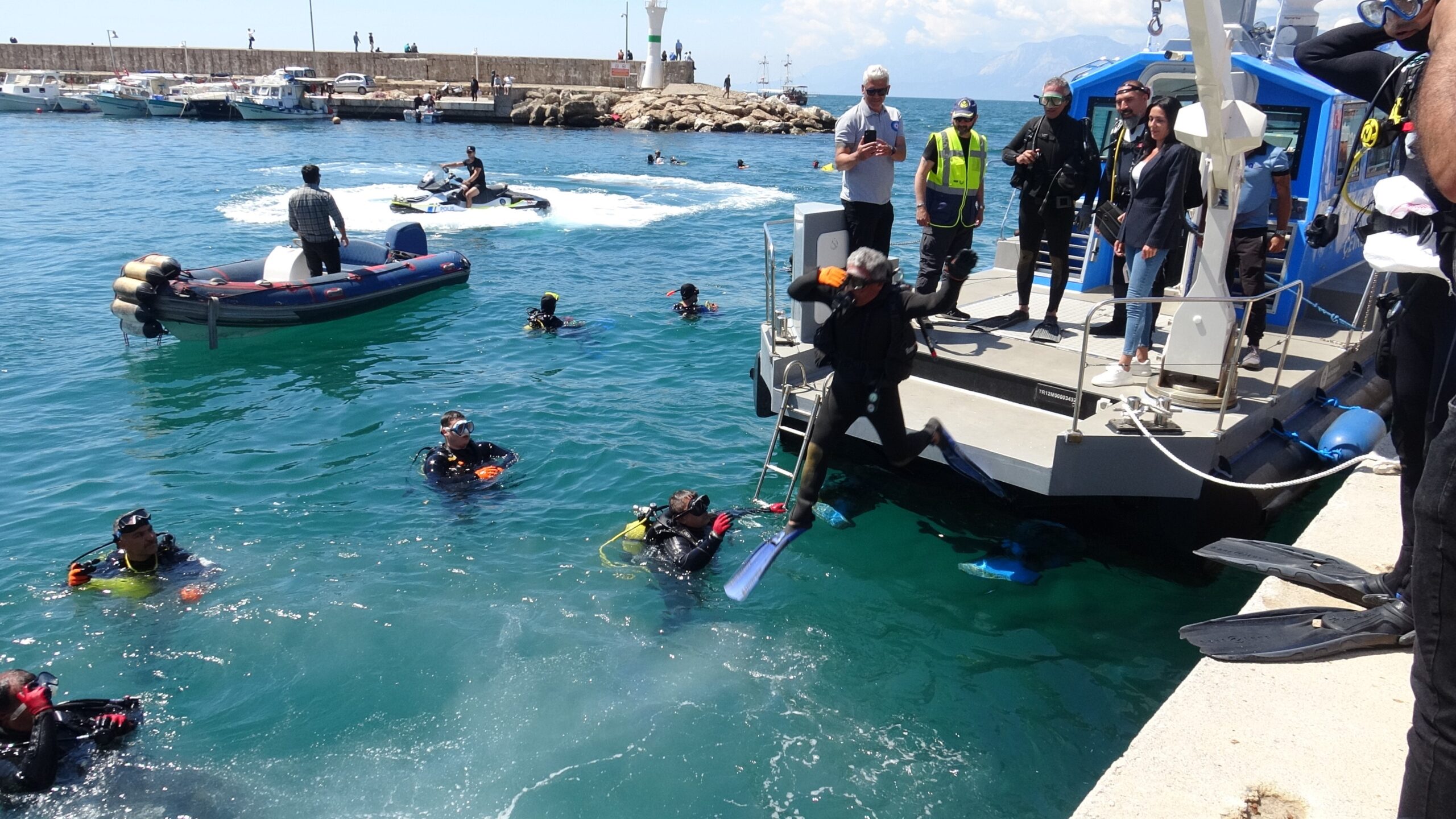 Antalya’da 35 gönüllü dalgıç denizin dibini temizledi, çıkanlar pes dedirtti