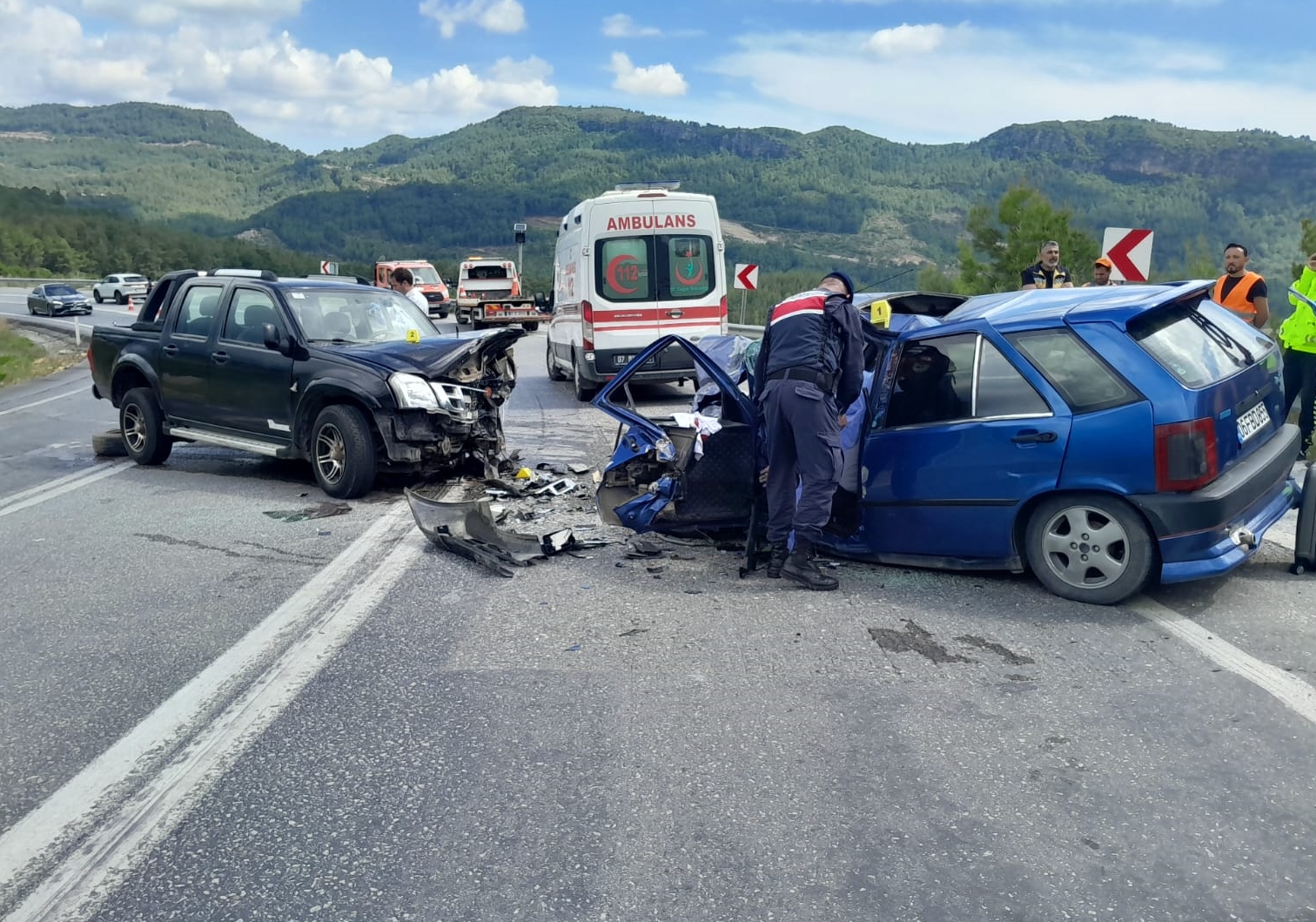 Antalya’da pikap ve otomobilin çarpıştığı kazada 1 kişi öldü, 3 kişi yaralandı