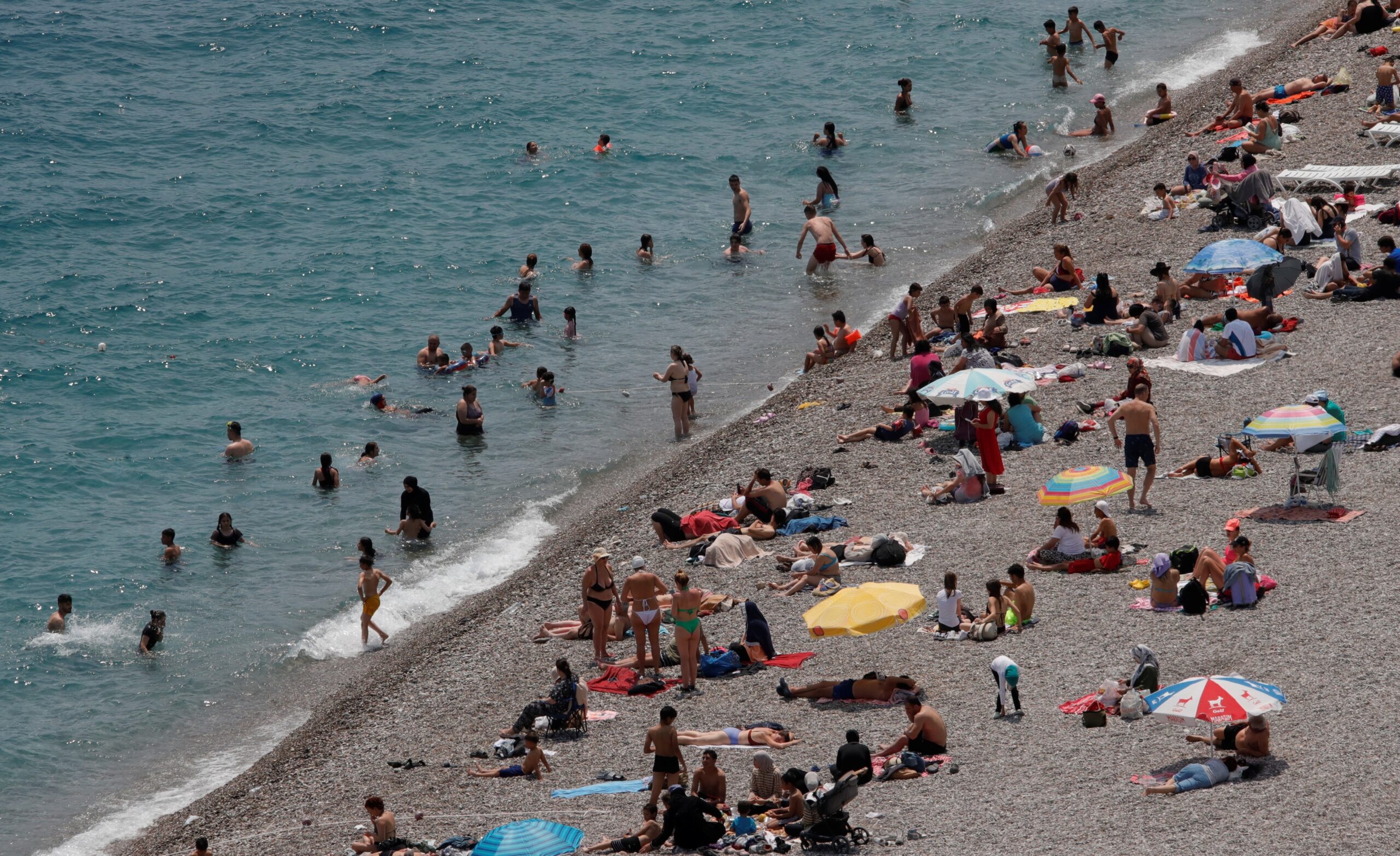 Antalya’da resmi tatilde Konyaaltı Sahili doldu taştı