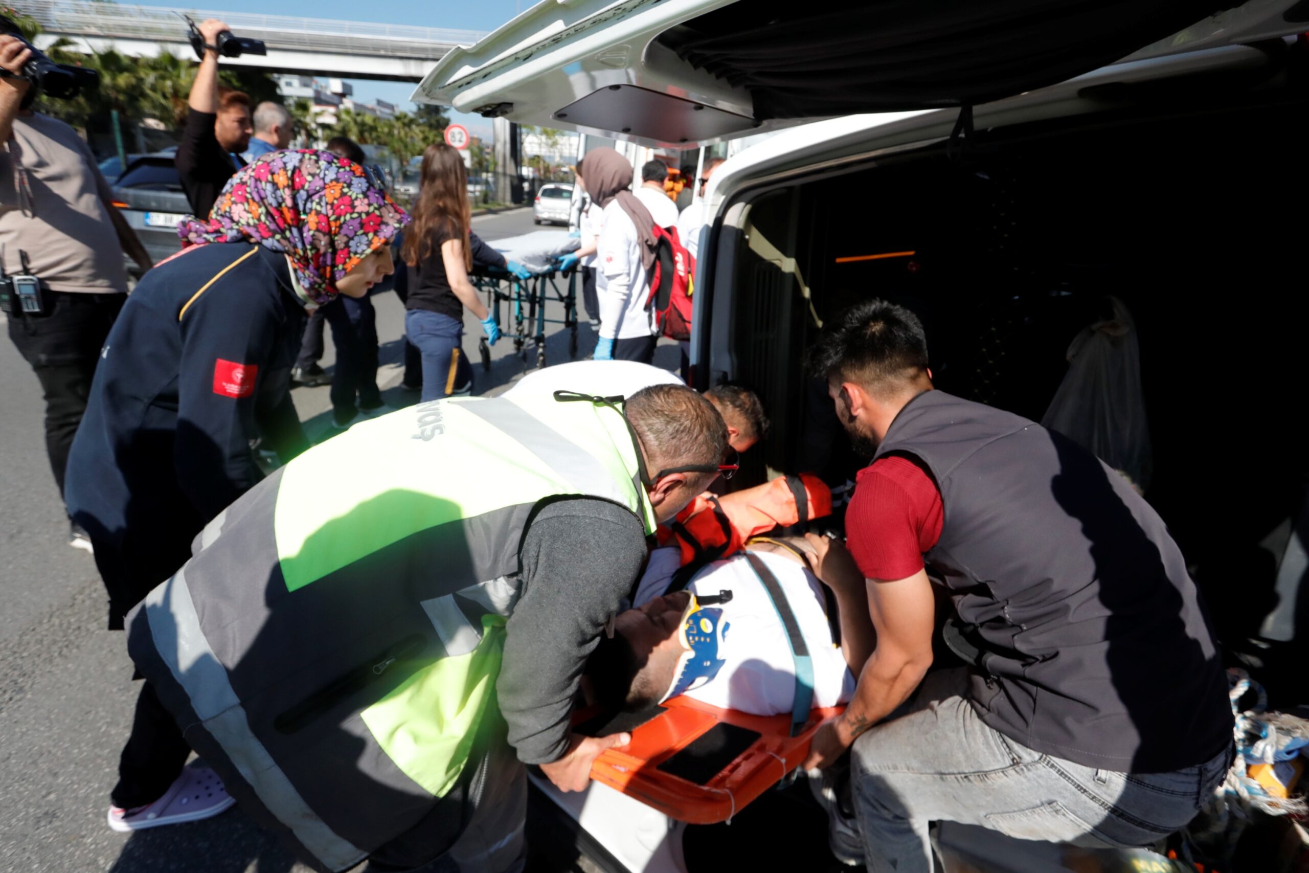 Antalya’da servis minibüsü devrildi, sıkışan sürücüyü ekipler çıkardı