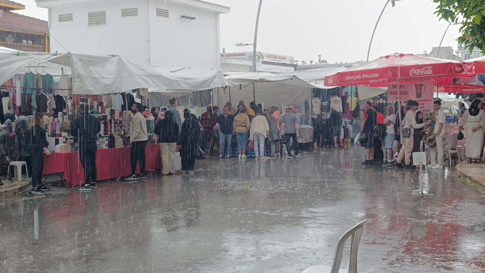 Antalya’da turistlerin pazar keyfini yağmur bile bozamadı