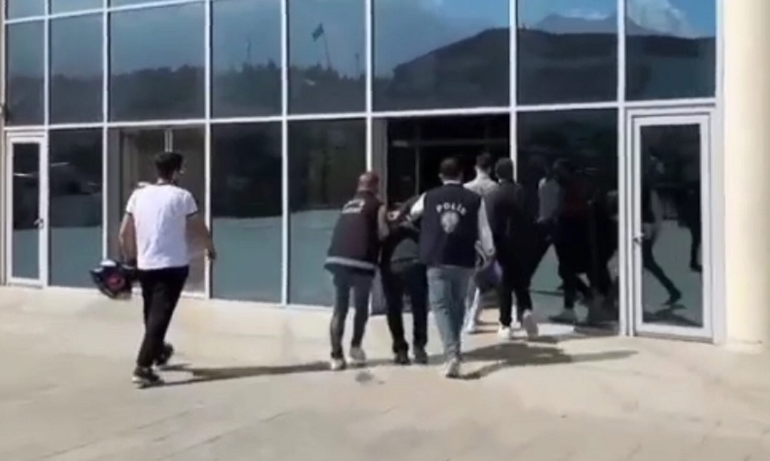 Arsuz’da plakası bantlı motosikletli tacizci tutuklandı