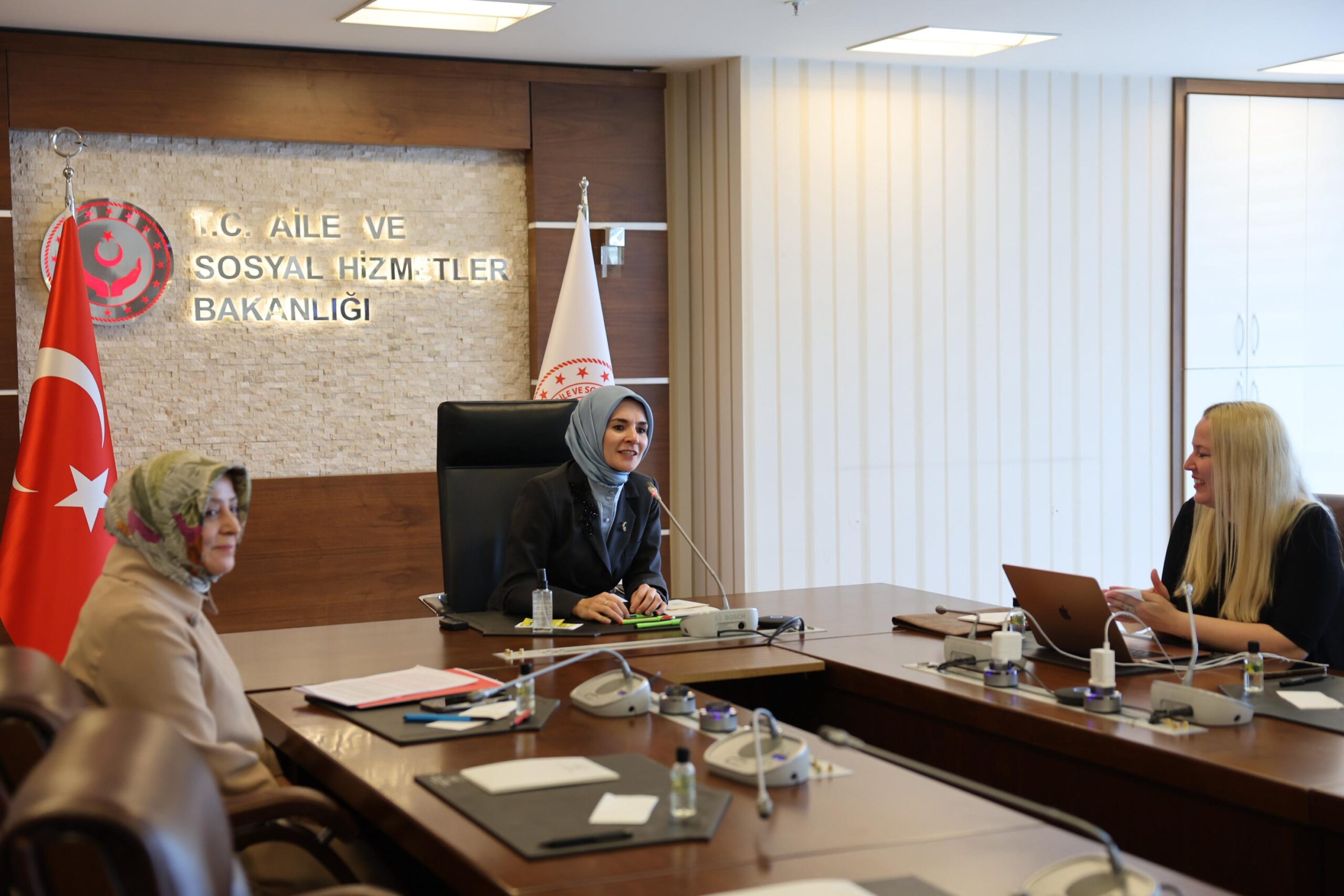 Bakan Göktaş’tan üniversite öğrencilerinin “koruyucu aile” konulu bitirme projesine destek