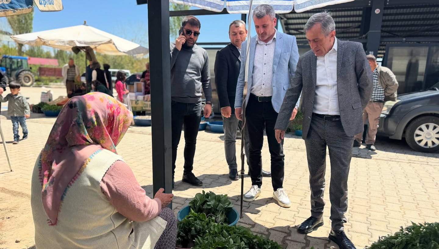 Başkan Aktürk, halk ile kucaklaştı