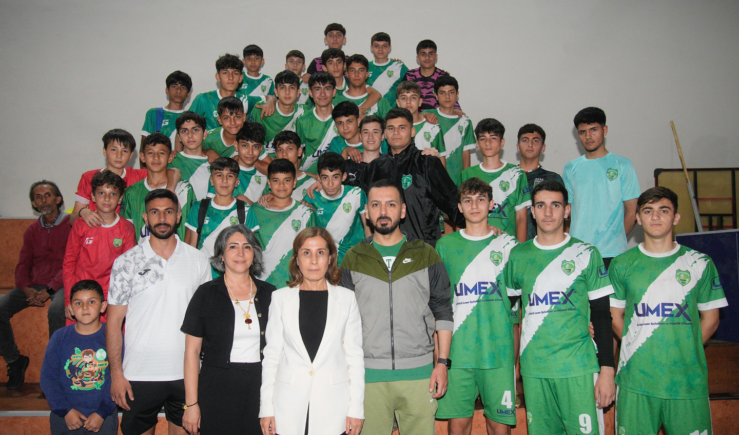 Başkan Tekin, işitme engelli sporcularla sahada buluştu