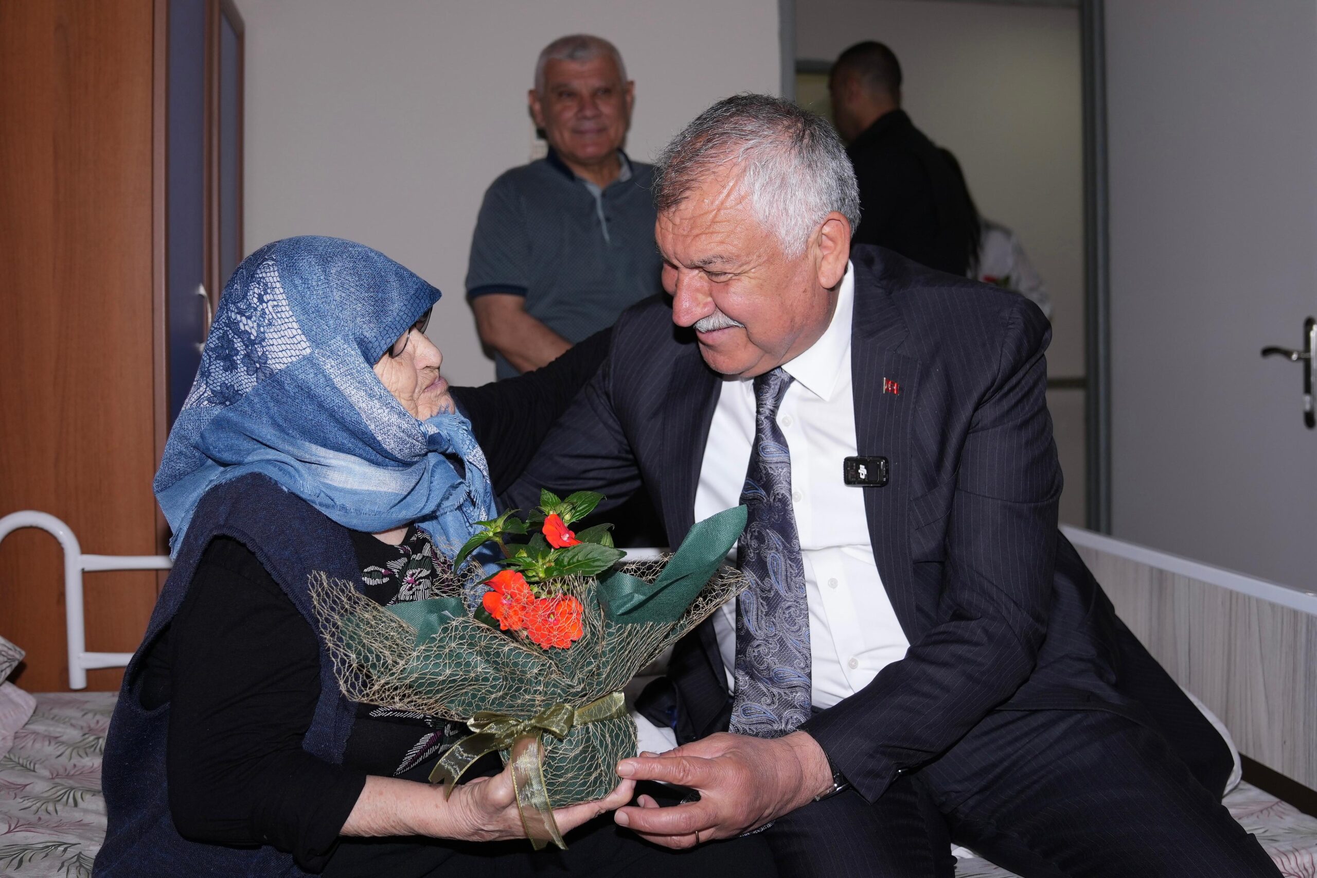 Başkan Zeydan Karalar, huzurevi sakinlerini ziyaret etti