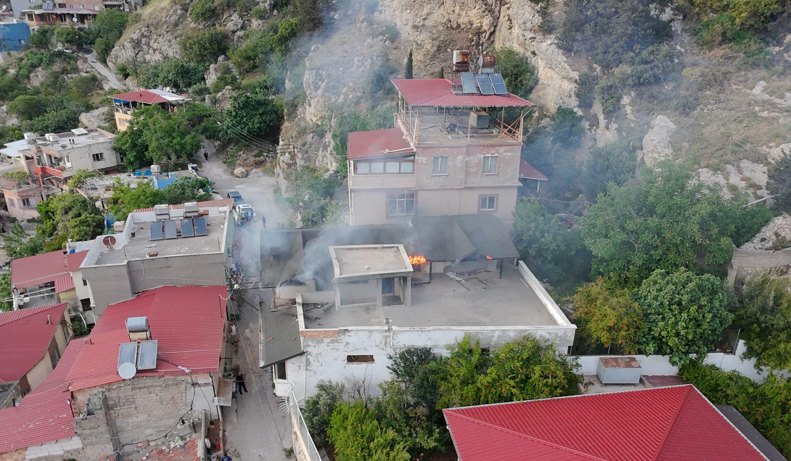 Belen’de 3 katlı binada yangın paniği