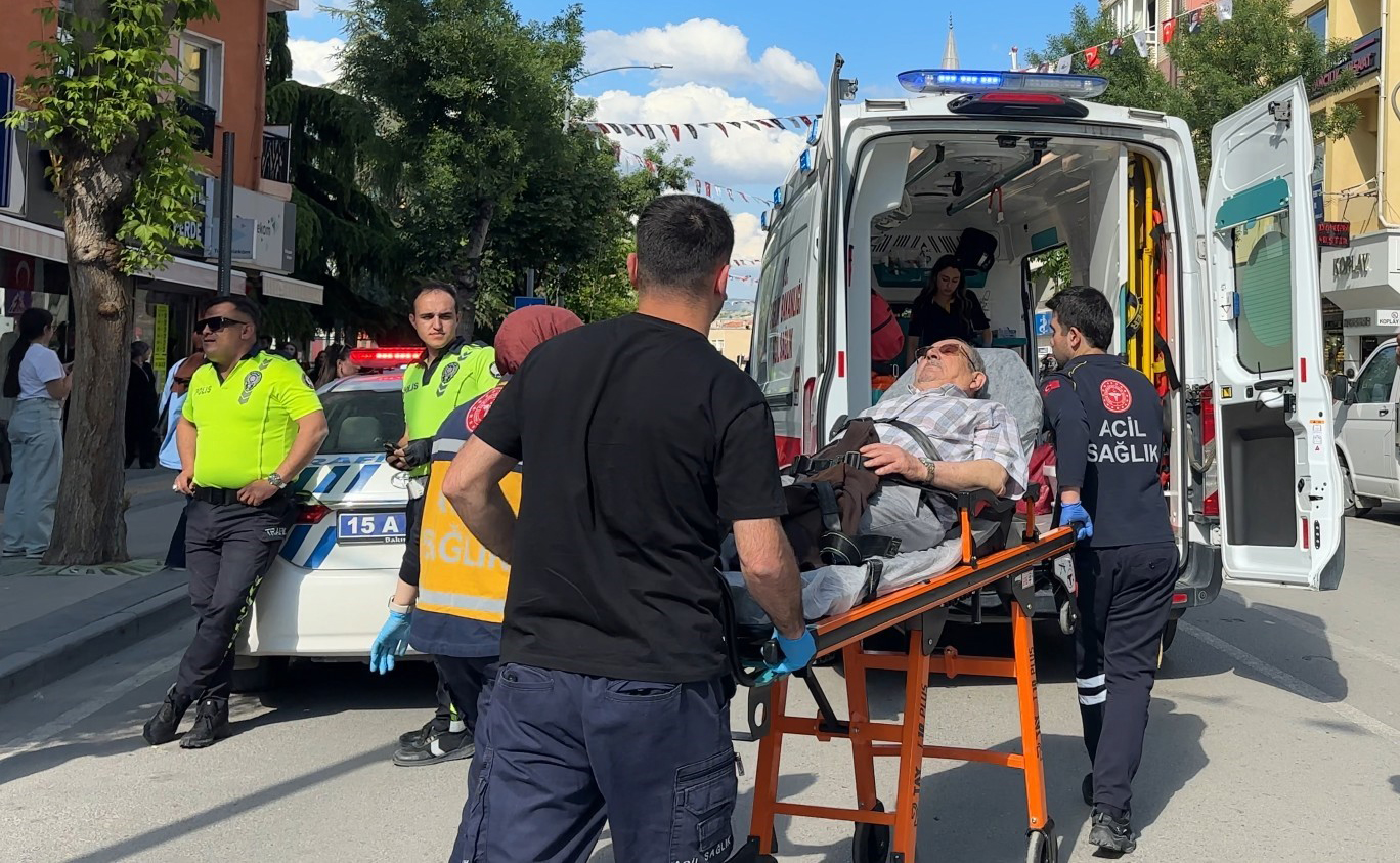 Burdur’da yolun karşısına geçmek isteyen yaşlı adama otomobil çarptı