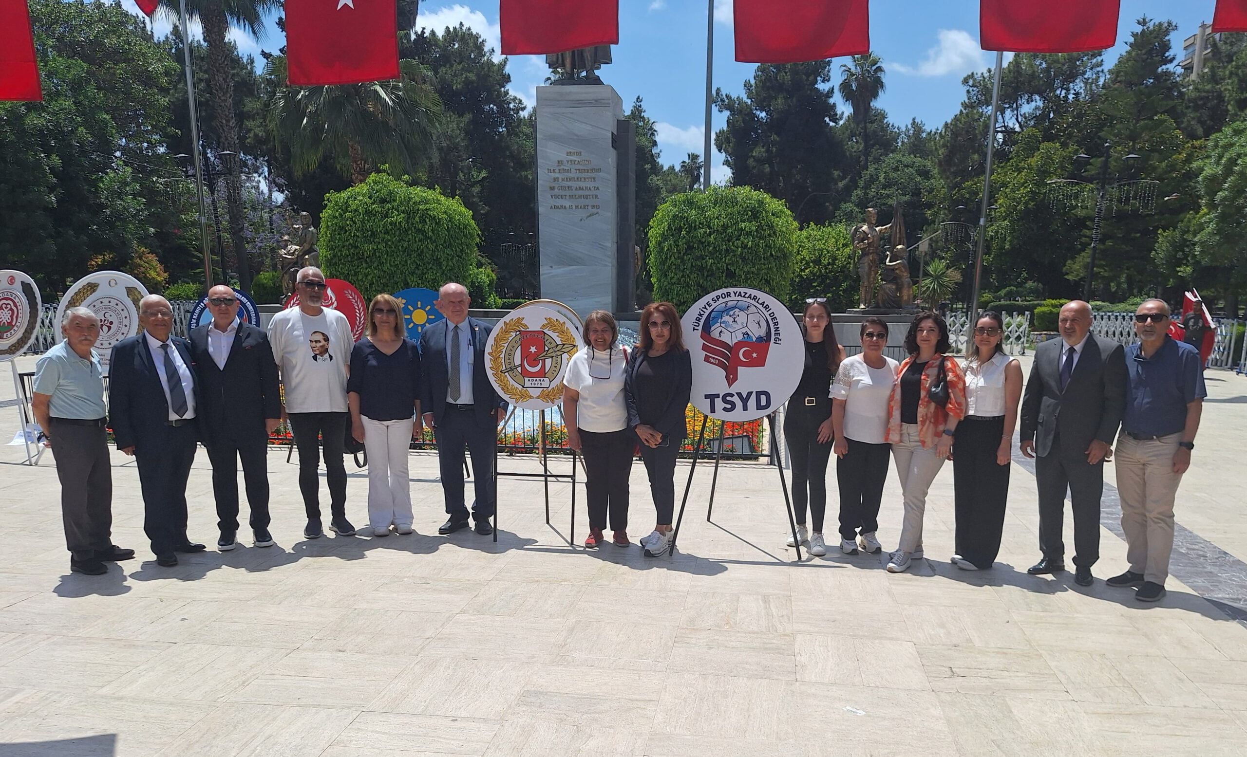 ÇGC ve TSYD Atatürk Anıtı’na çelenk sundu