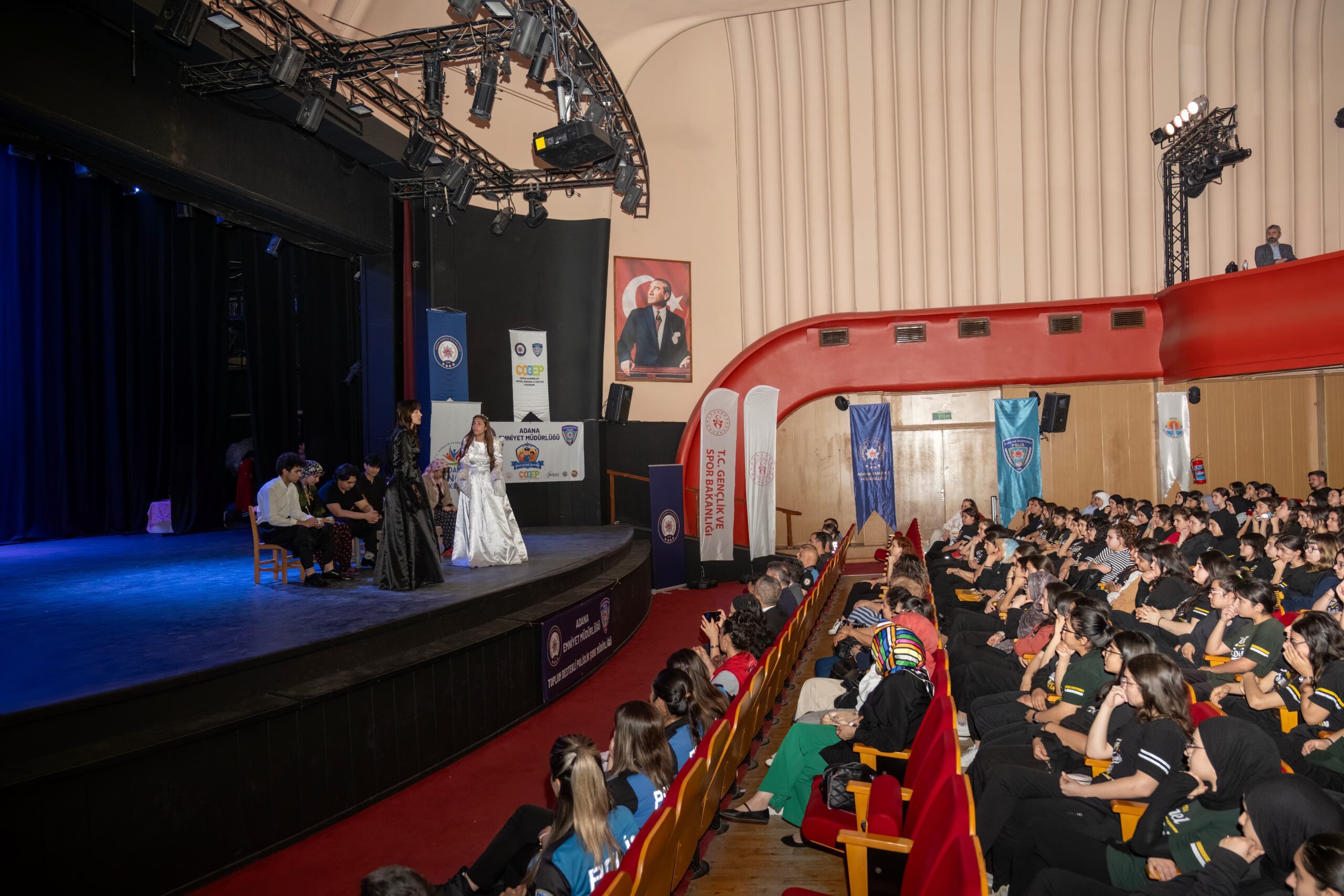 ÇOGEP Projesi kapsamında hazırlanan tiyatro oyunu izleyiciyle buluştu