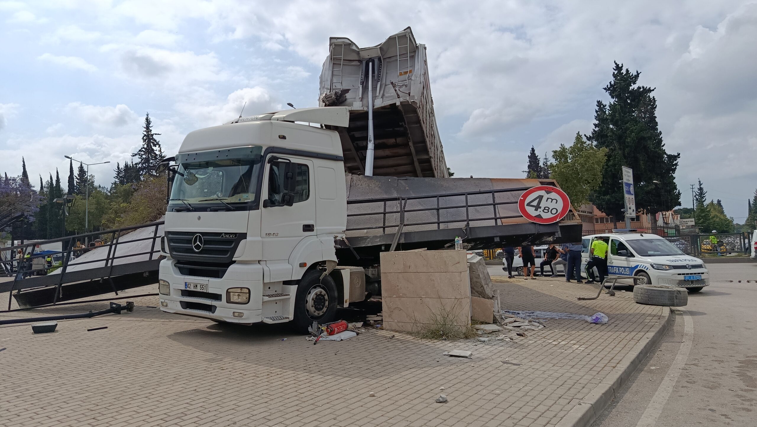 Damperi açılan tır üst geçidi kopardı: Yaya olmaması üzücü bir olayı engelledi