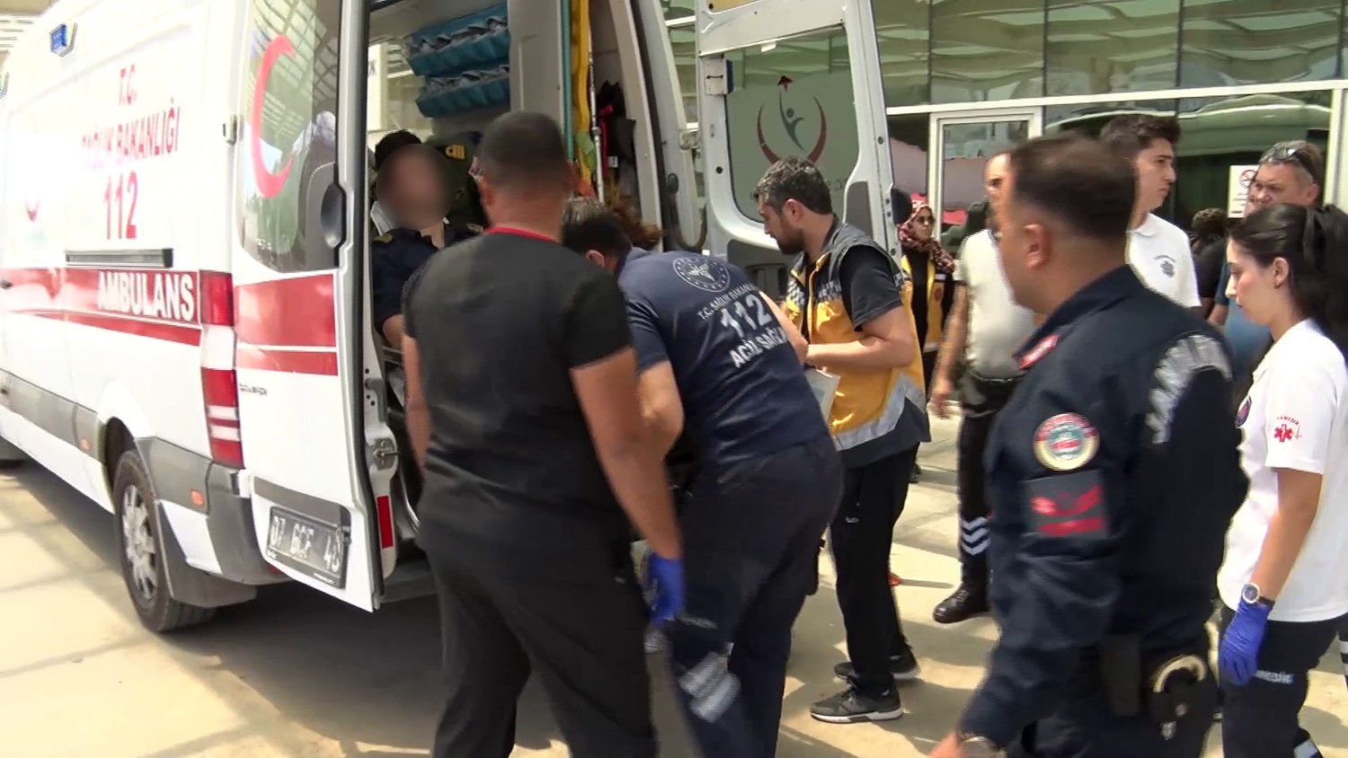Denize acil iniş yapan helikopterdeki 4 personel Antalya’daki hastanelere sevk edildi