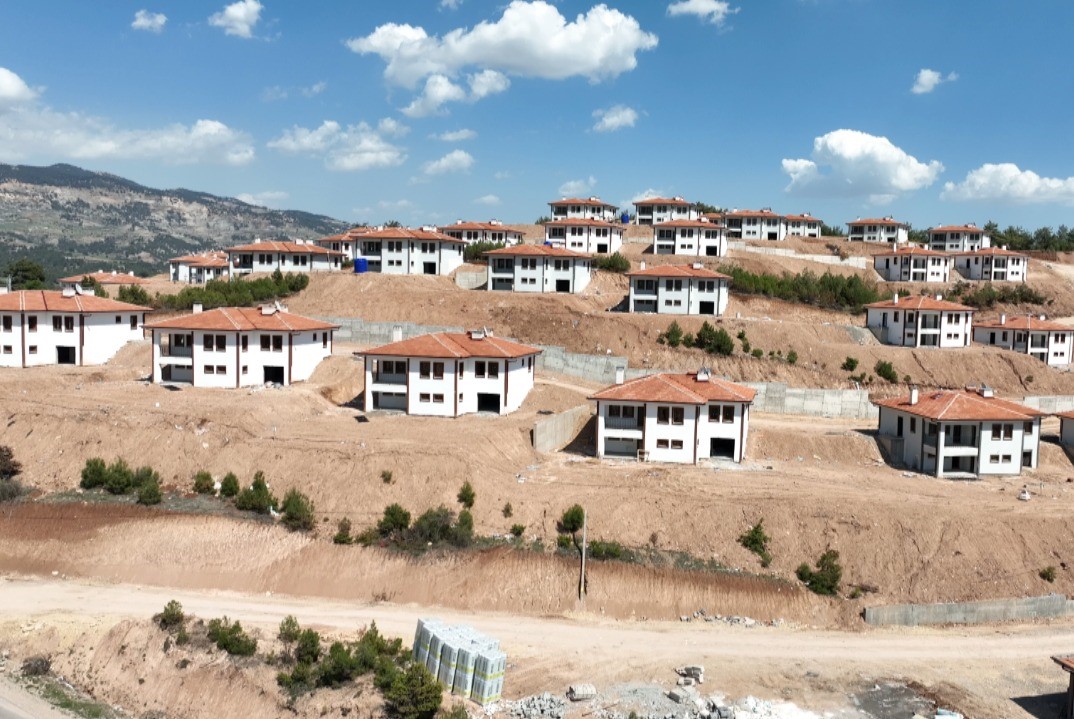 Depremzede muhtar: “Villa gibi ev yapılacağını tahmin etmemiştik”